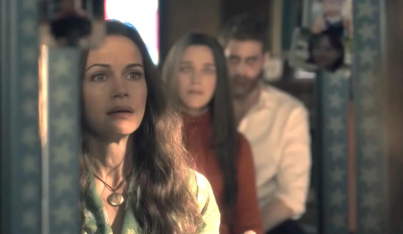 Carla Gugino, Oliver Jackson-Cohen, and Victoria Pedretti in The Haunting of Hill House (2018)