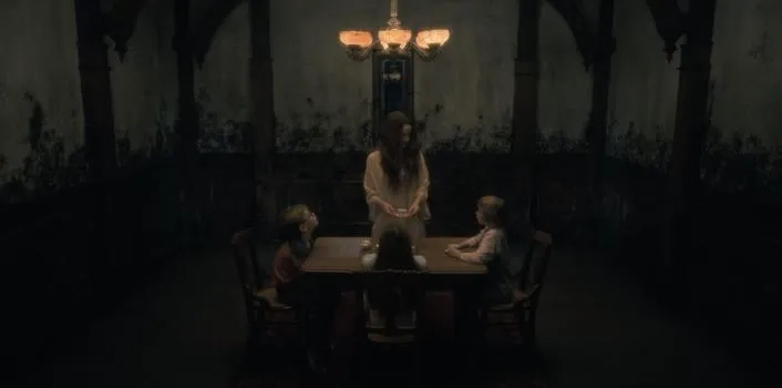 Carla Gugino, Mckenna Grace, Julian Hilliard, and Violet McGraw in The Haunting of Hill House (2018)