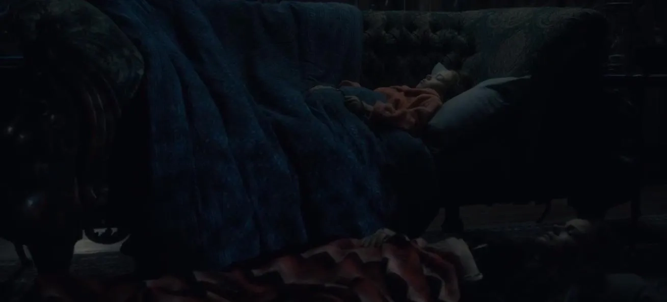 Carla Gugino and Violet McGraw in The Haunting of Hill House (2018)