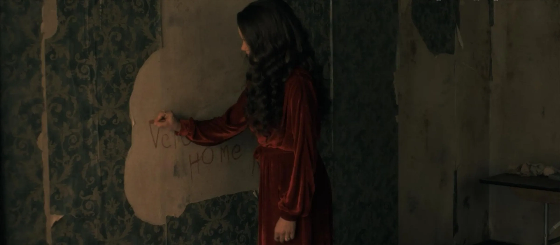 Carla Gugino in The Haunting of Hill House (2018)