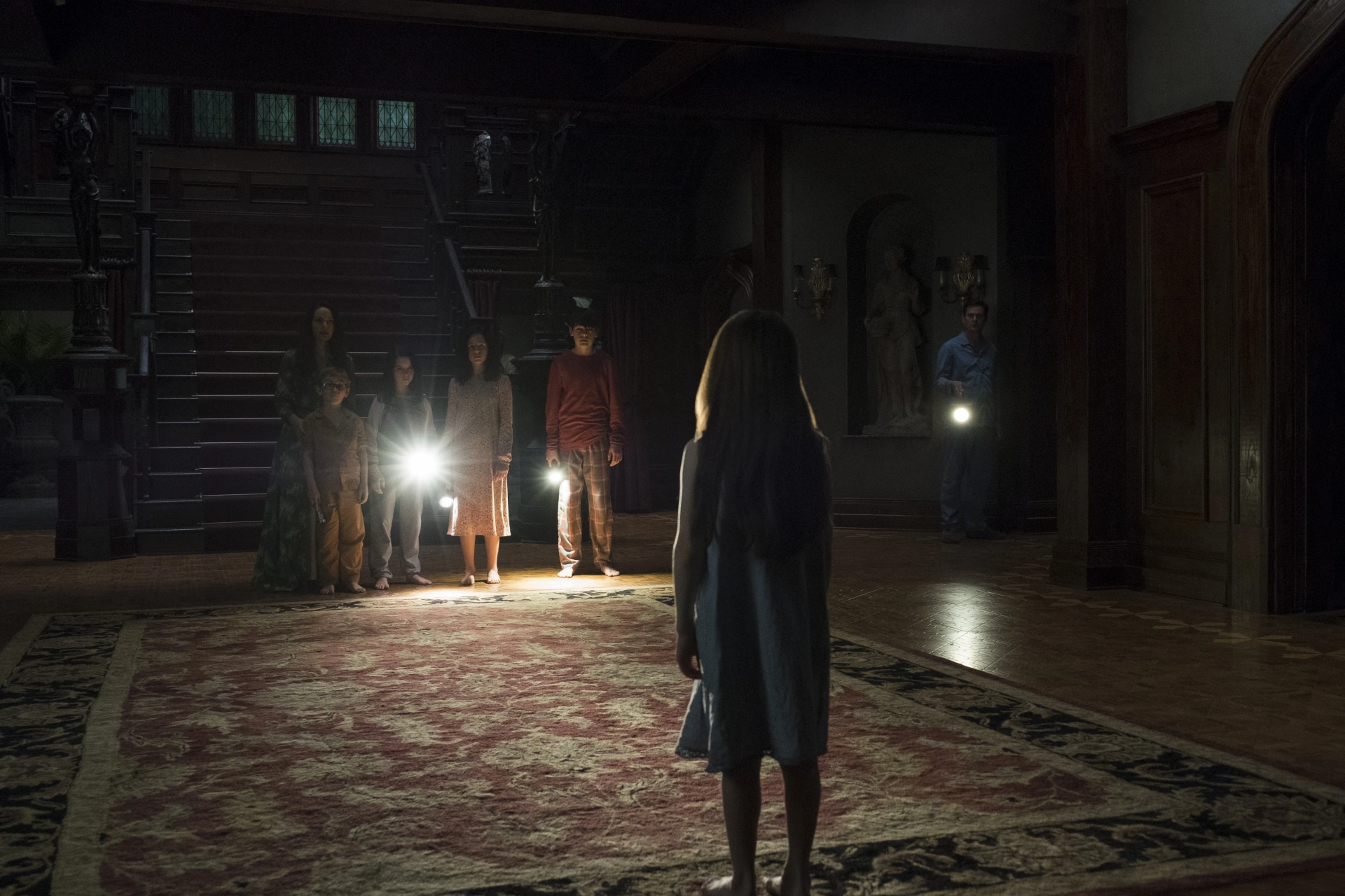 Carla Gugino, Henry Thomas, Mckenna Grace, Lulu Wilson, Julian Hilliard, Paxton Singleton, and Violet McGraw in The Haunting of Hill House (2018)