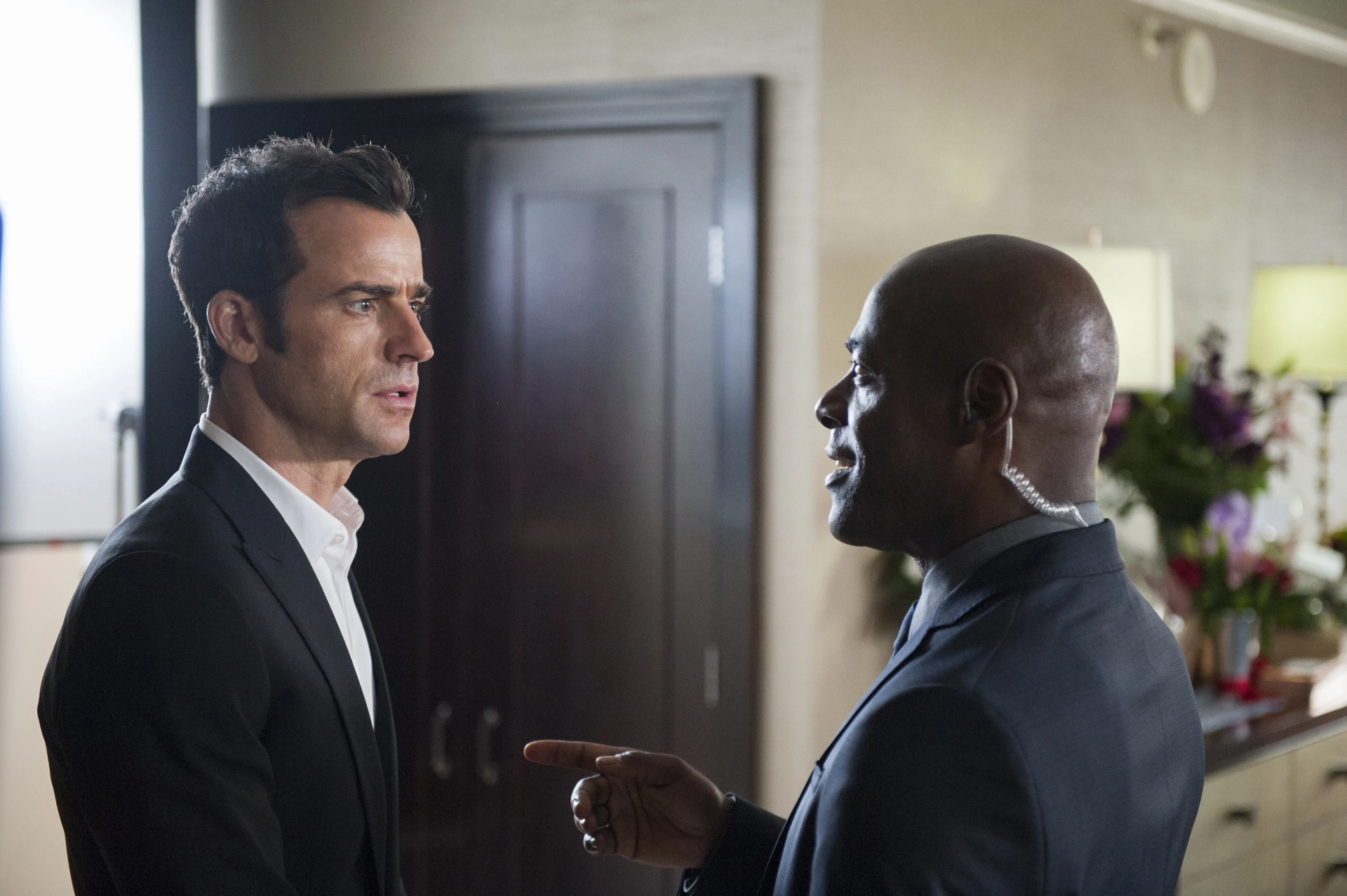 Paterson Joseph and Justin Theroux in The Leftovers (2014)