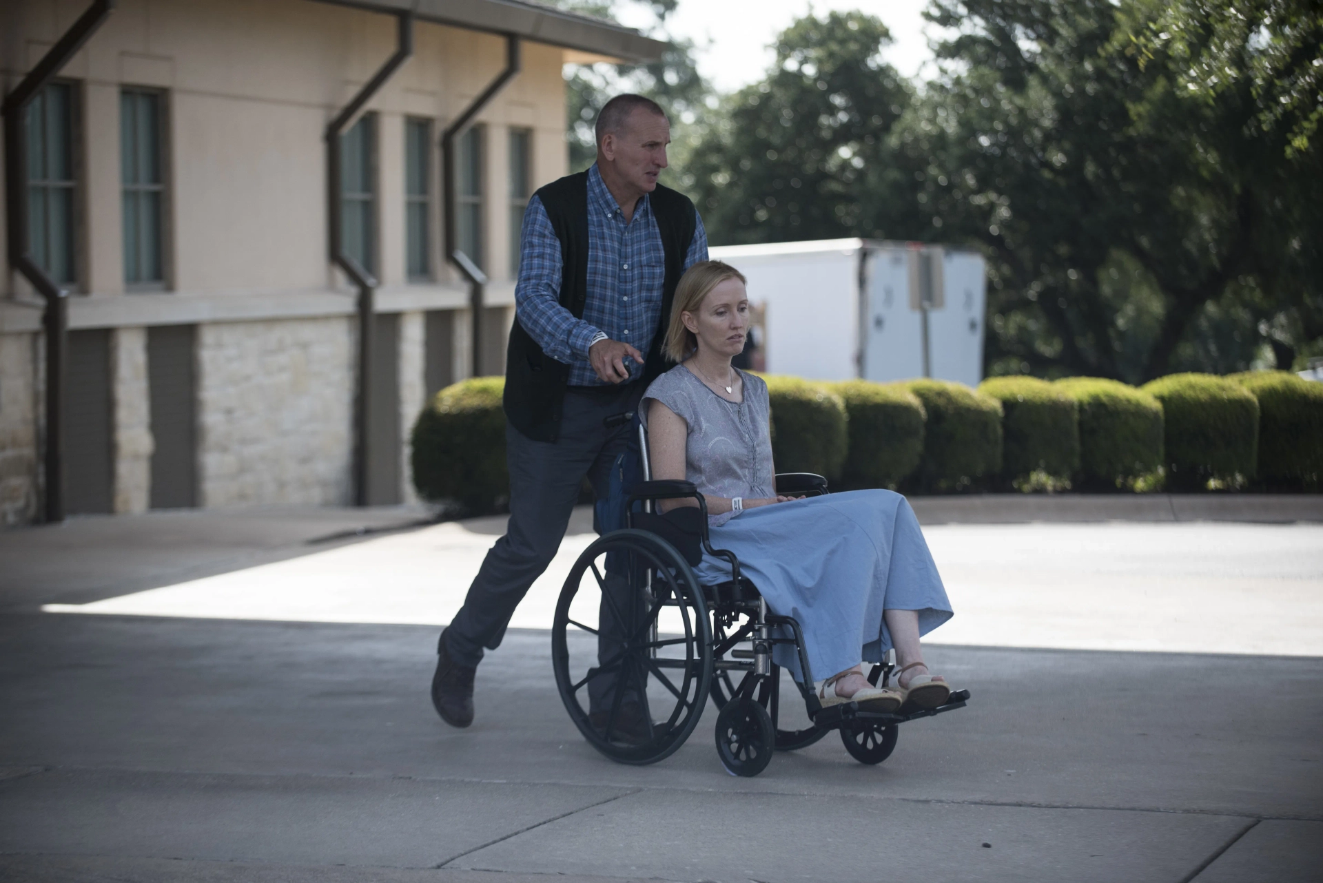 Christopher Eccleston and Janel Moloney in The Leftovers (2014)