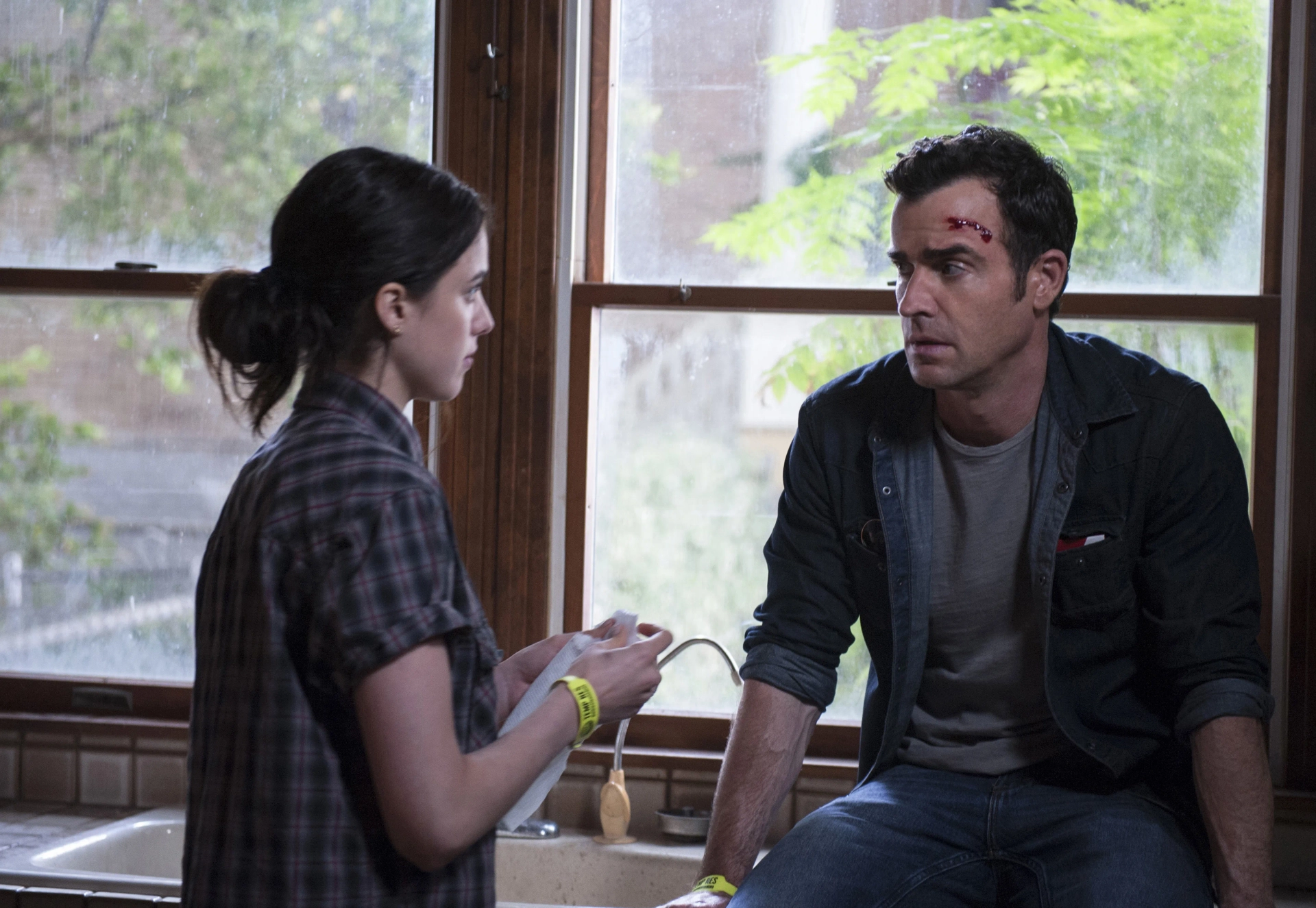 Justin Theroux and Margaret Qualley in The Leftovers (2014)