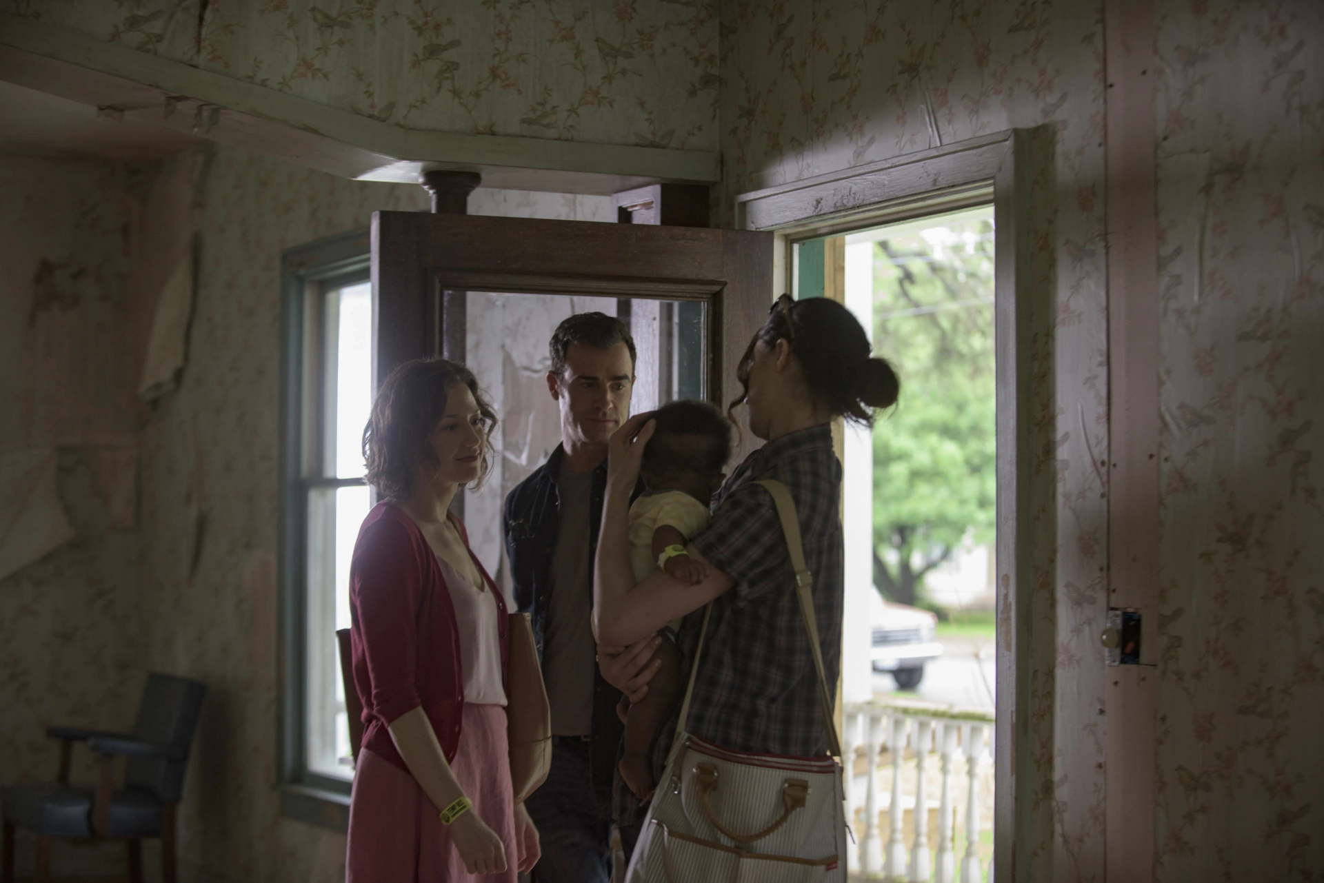 Justin Theroux, Carrie Coon, and Margaret Qualley in The Leftovers (2014)