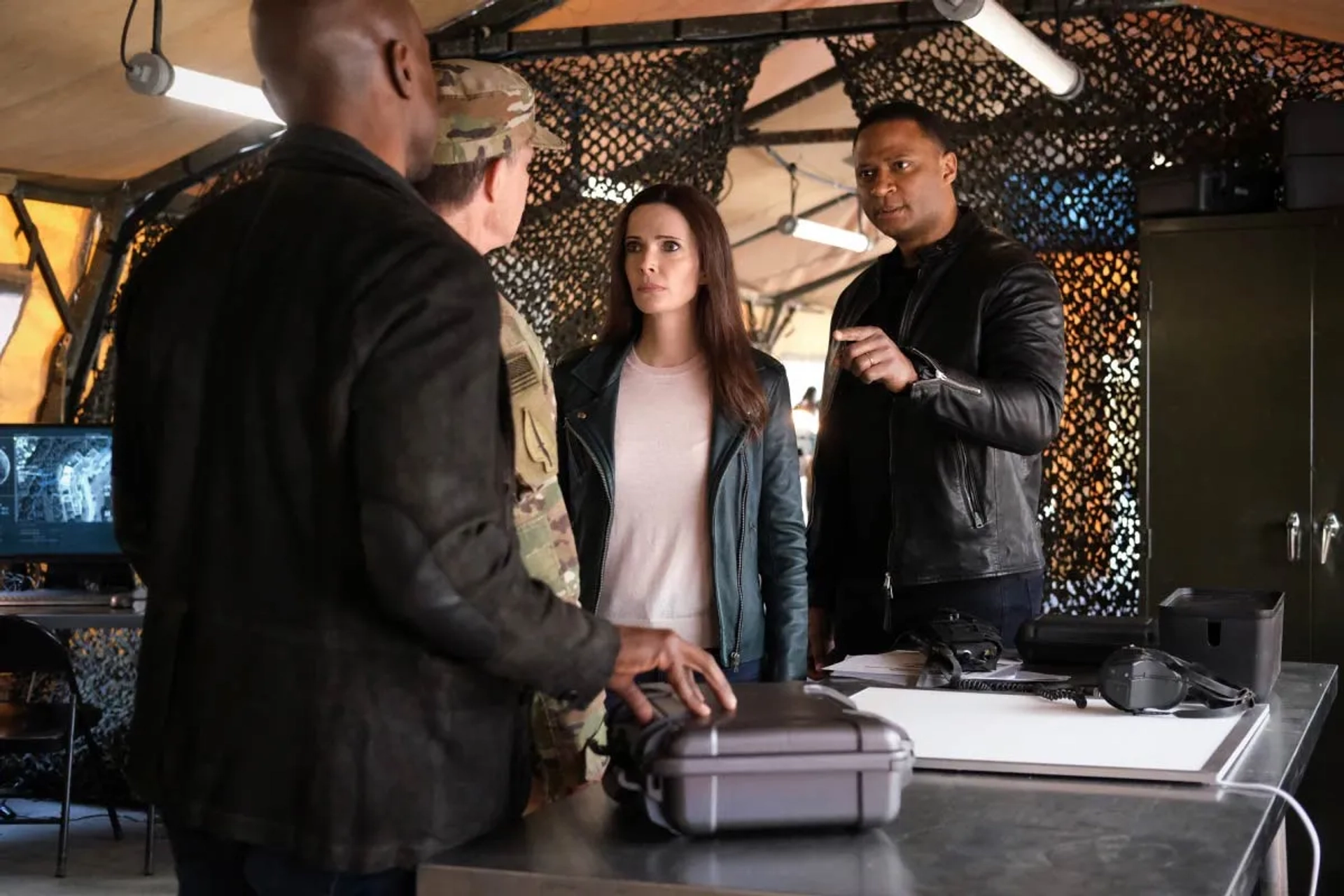 David Ramsey, Dylan Walsh, Elizabeth Tulloch, and Wolé Parks in Superman & Lois (2021)