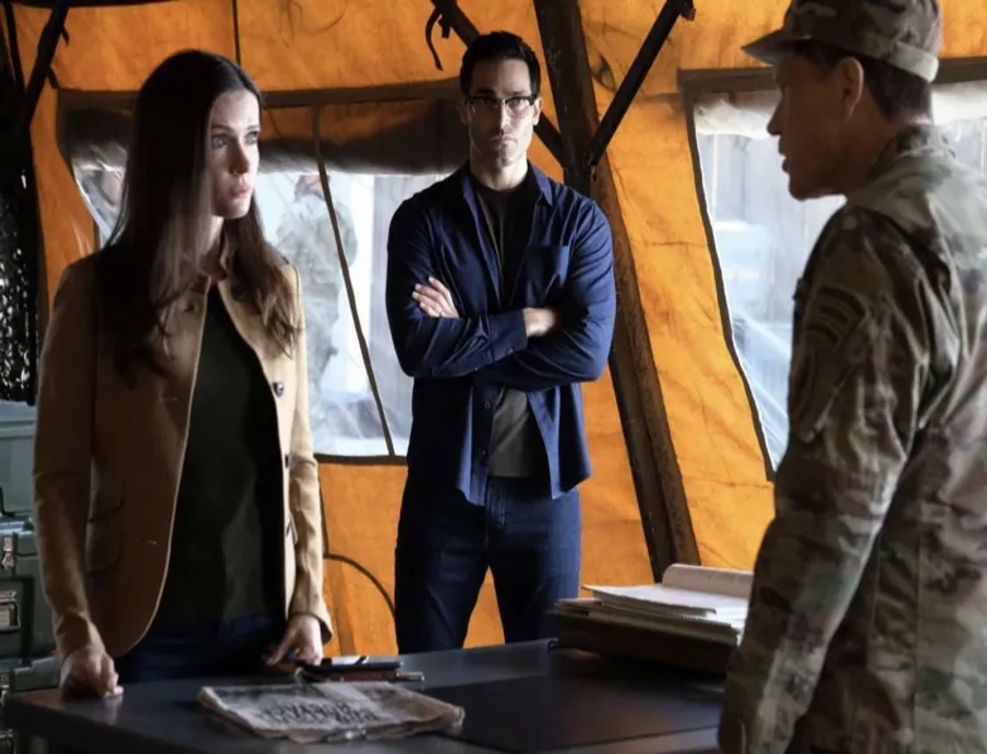 Tyler Hoechlin, Dylan Walsh, and Elizabeth Tulloch in Superman & Lois (2021)