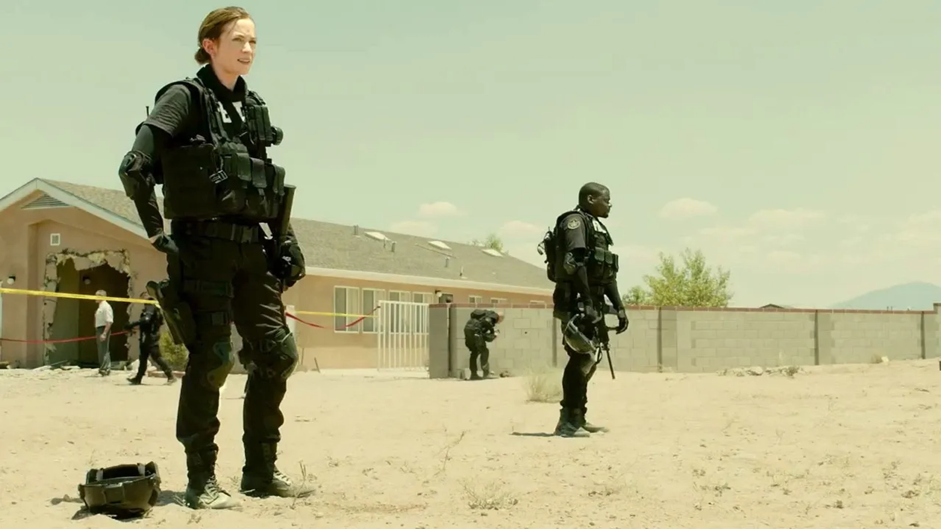 Emily Blunt and Daniel Kaluuya in Sicario (2015)