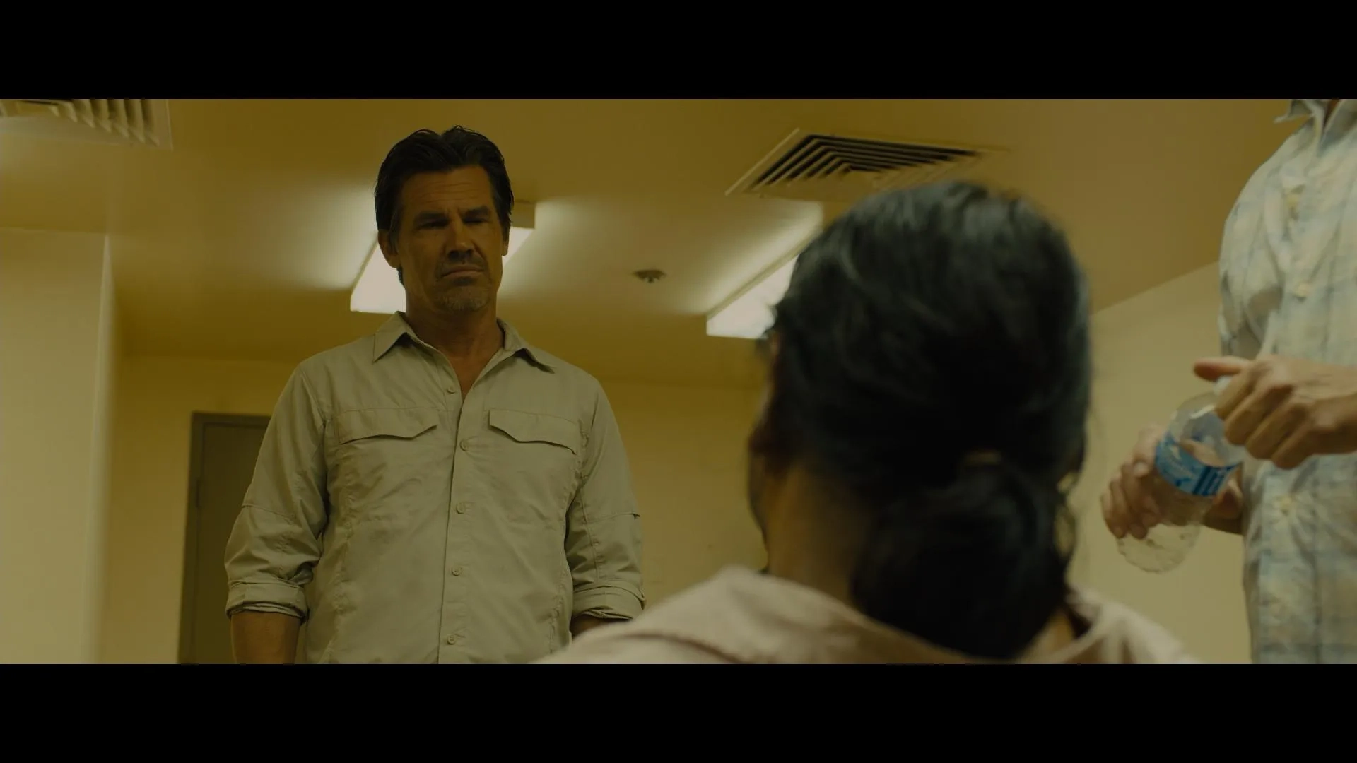 Josh Brolin and Edgar Arreola in Sicario (2015)