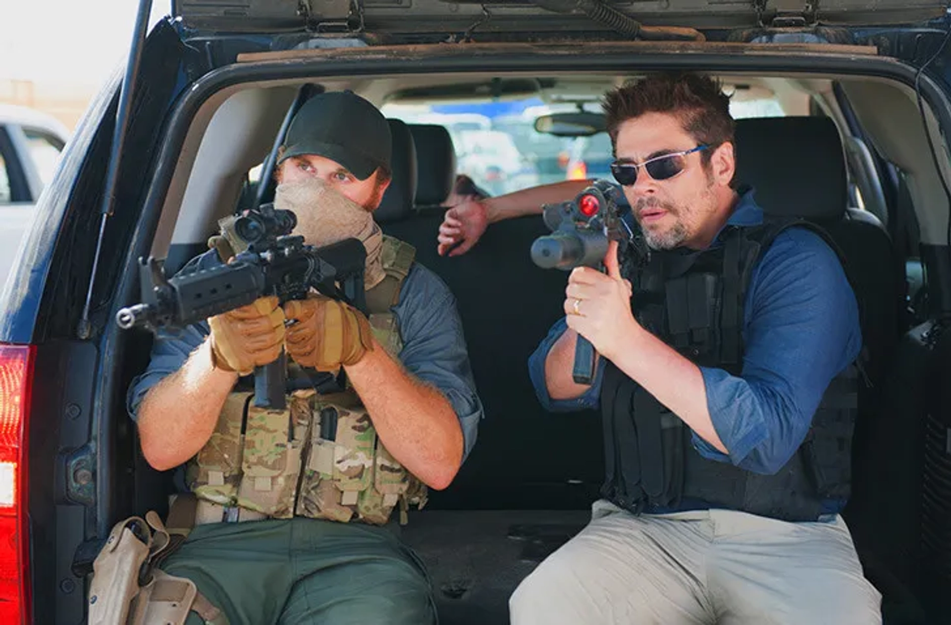 Benicio Del Toro and Cannon Smith in Sicario (2015)