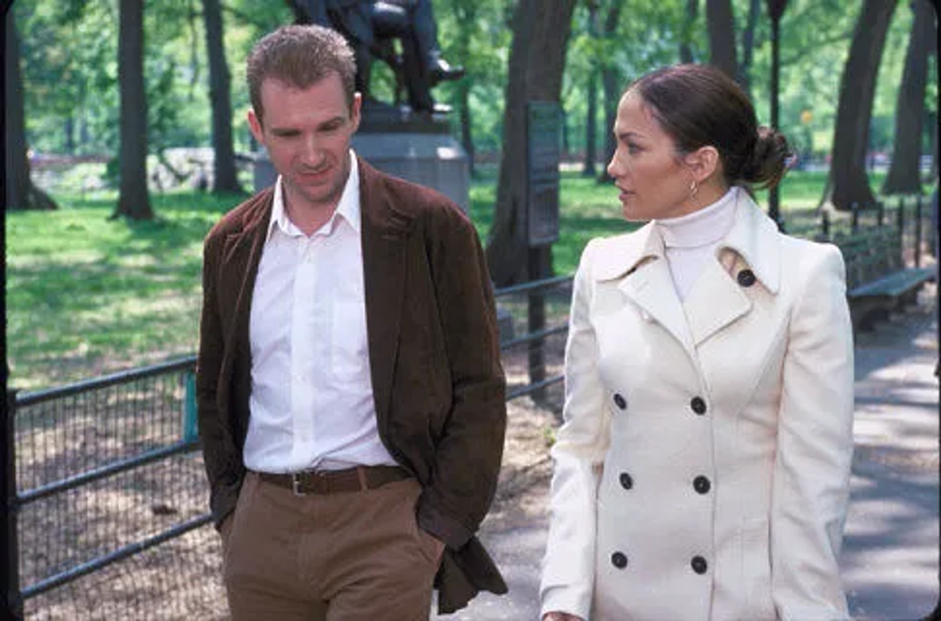 Ralph Fiennes and Jennifer Lopez in Maid in Manhattan (2002)