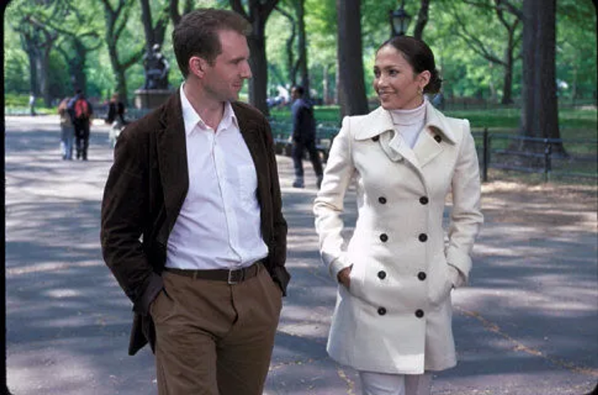 Ralph Fiennes and Jennifer Lopez in Maid in Manhattan (2002)