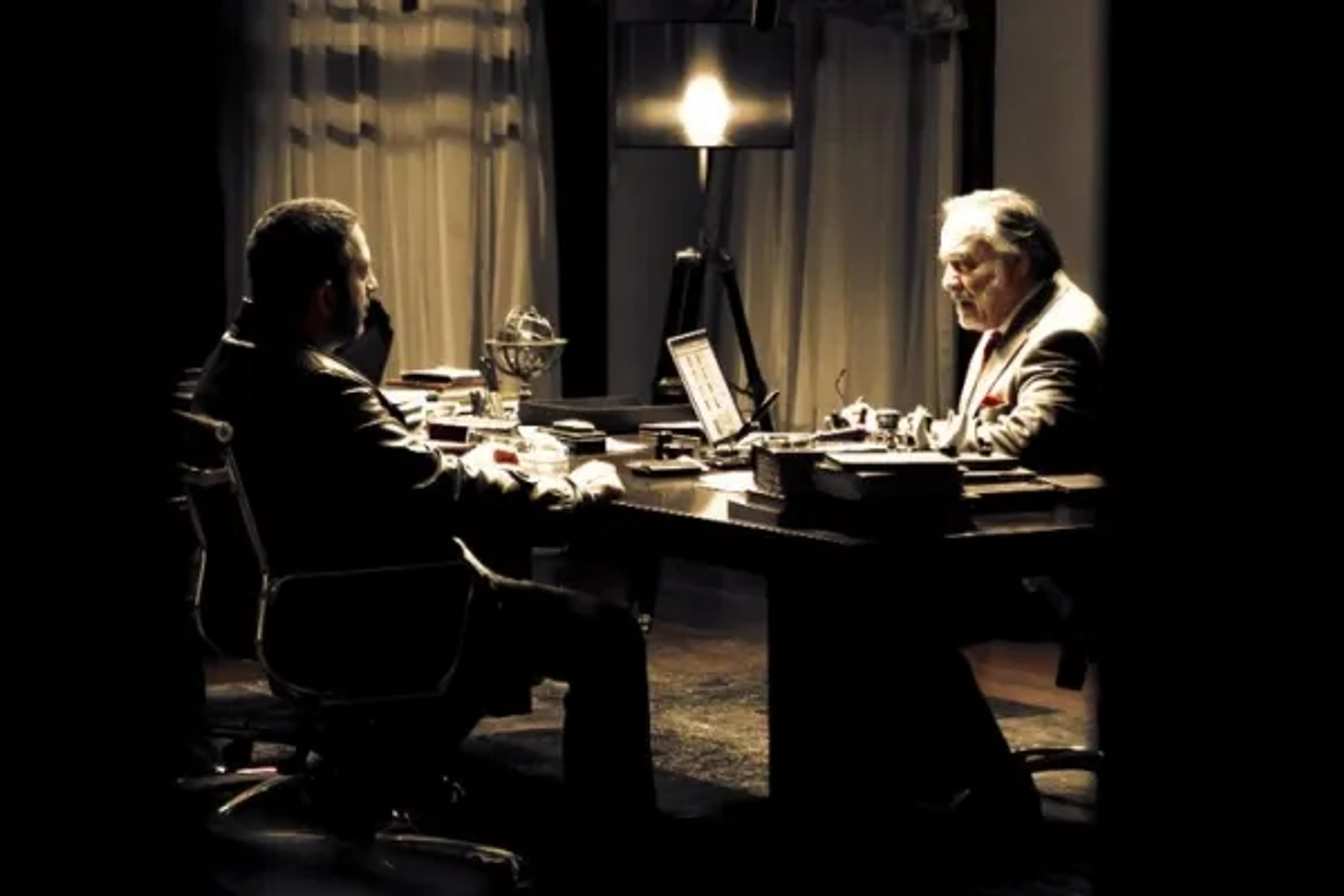 Cem Yilmaz and Çetin Tekindor in Hunting Season (2010)