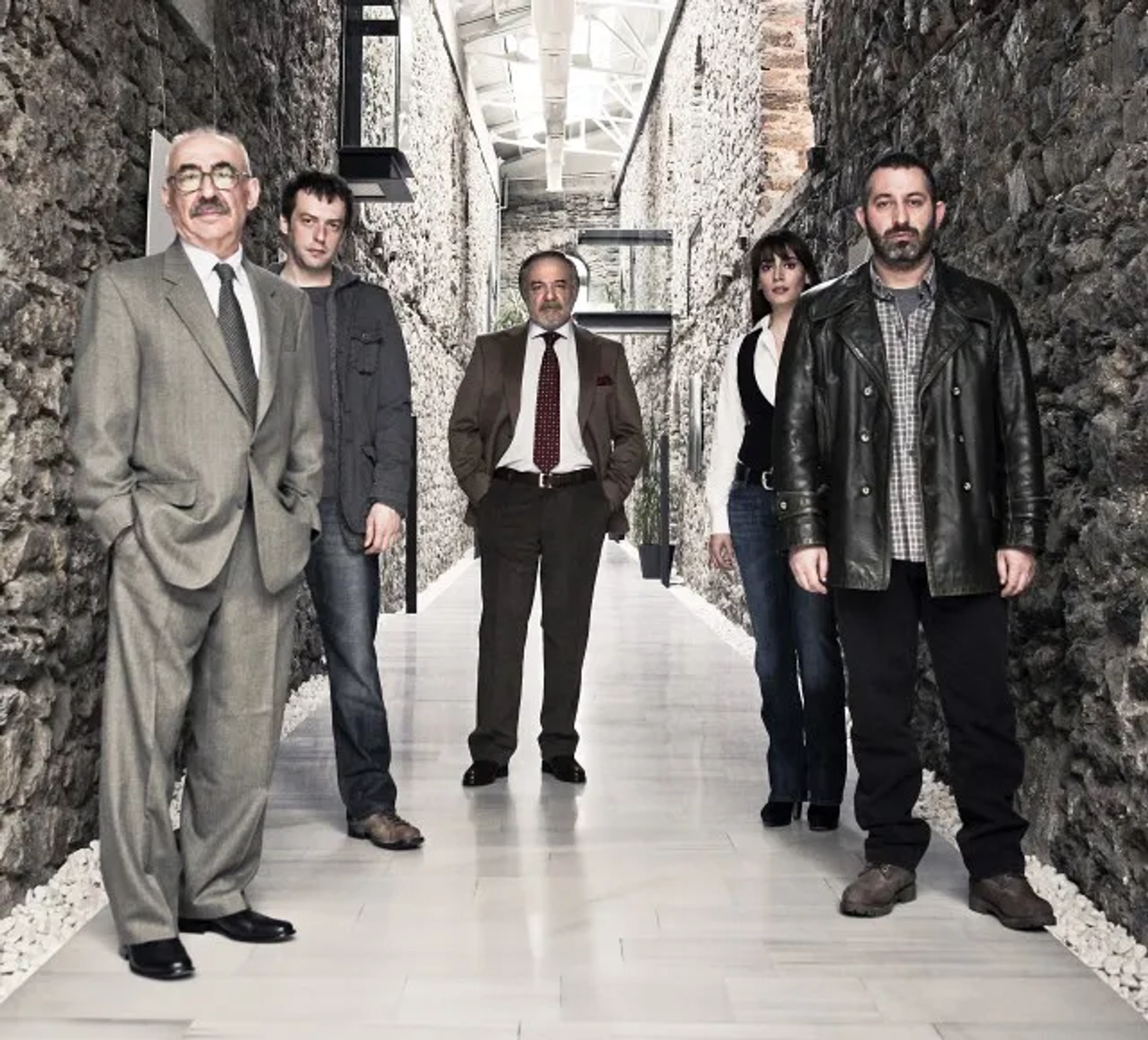 Sener Sen, Cem Yilmaz, Çetin Tekindor, Okan Yalabik, and Melisa Sözen in Hunting Season (2010)