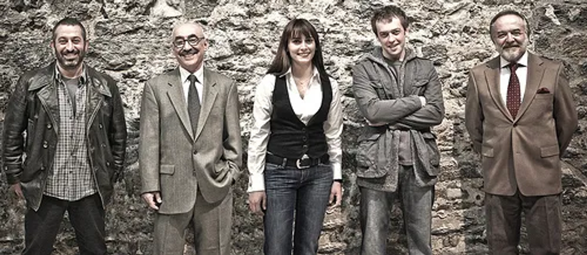 Sener Sen, Cem Yilmaz, Çetin Tekindor, Okan Yalabik, and Melisa Sözen in Hunting Season (2010)