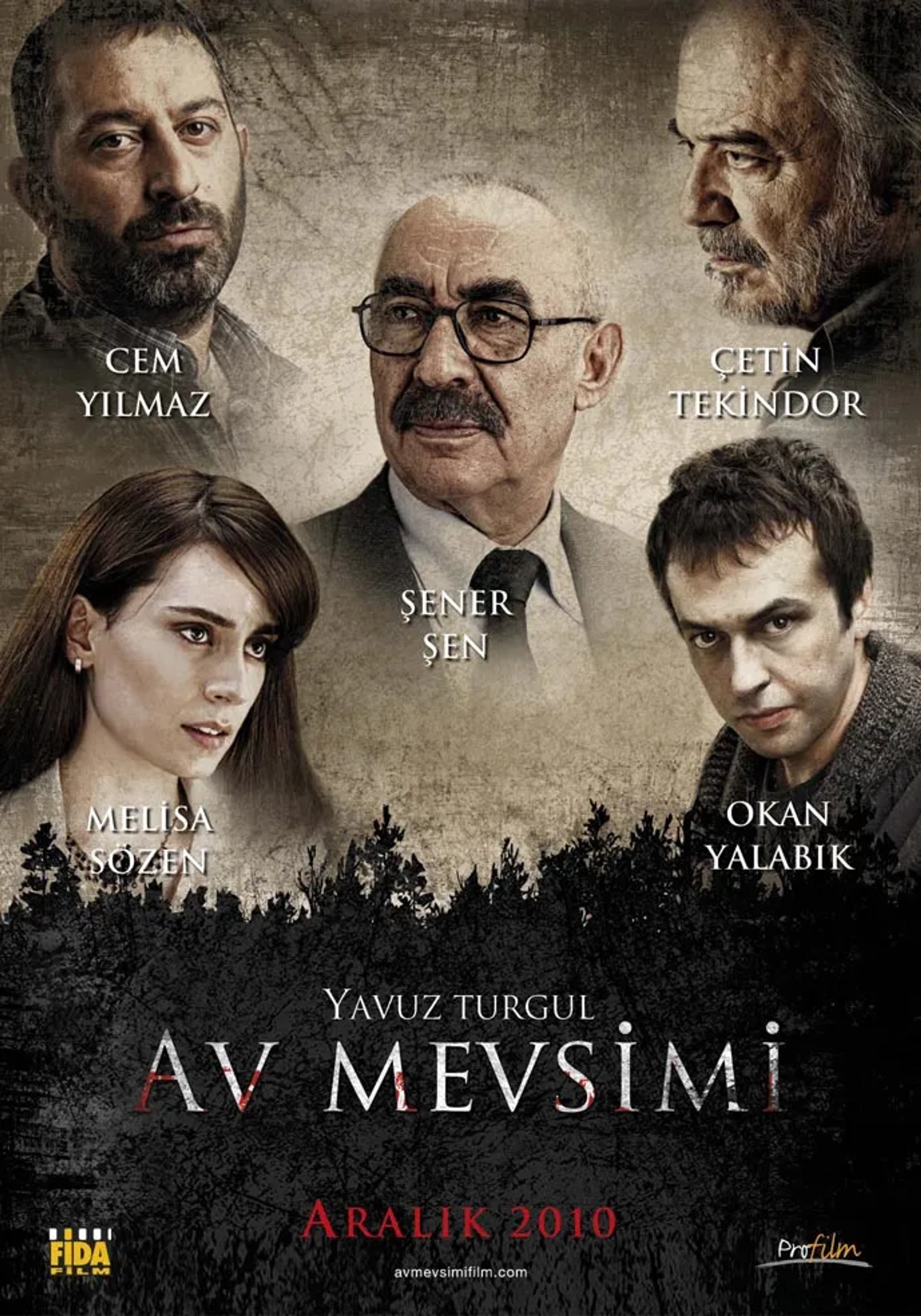 Sener Sen, Cem Yilmaz, Çetin Tekindor, Okan Yalabik, and Melisa Sözen in Hunting Season (2010)