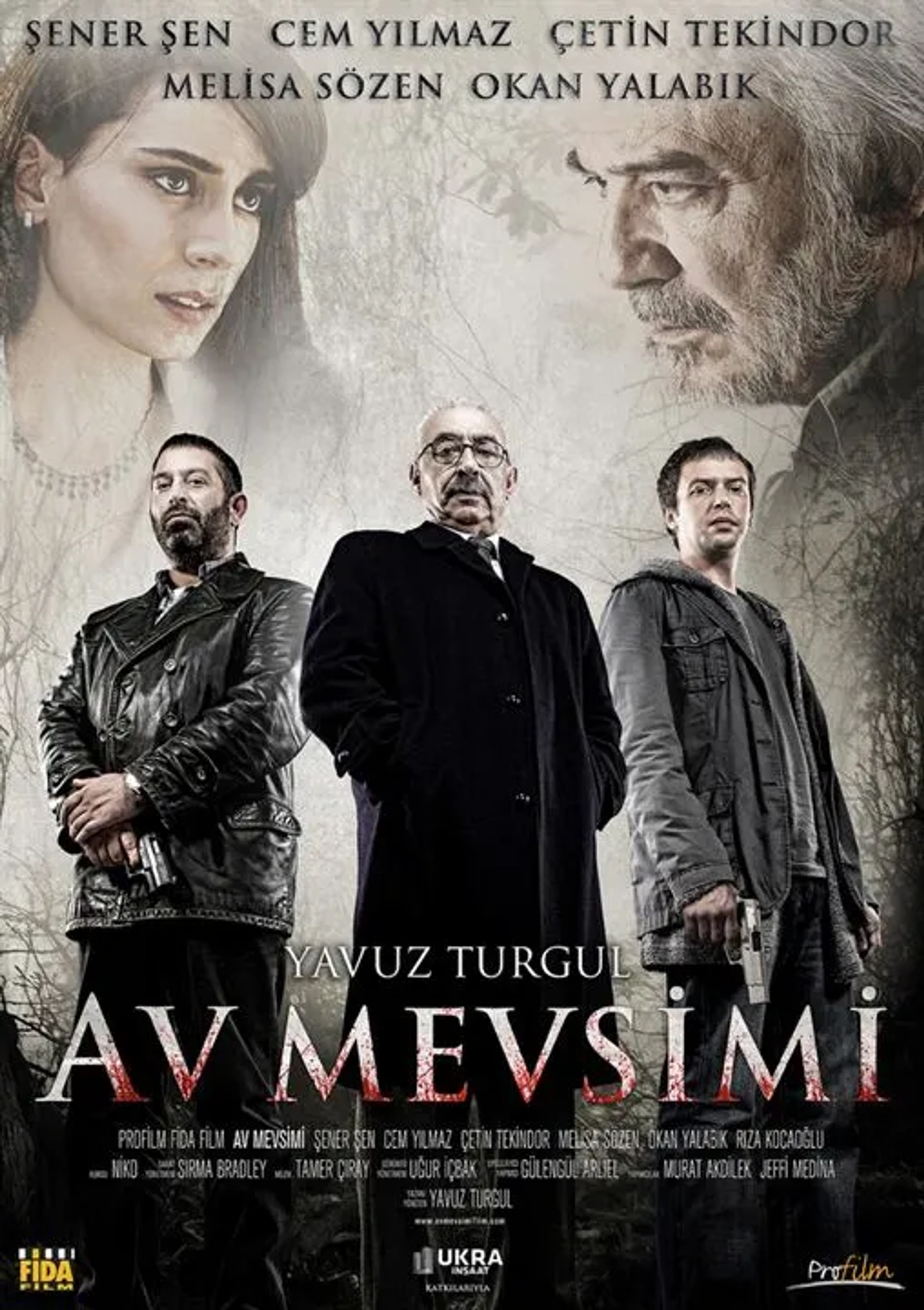 Sener Sen, Cem Yilmaz, Çetin Tekindor, Okan Yalabik, and Melisa Sözen in Hunting Season (2010)