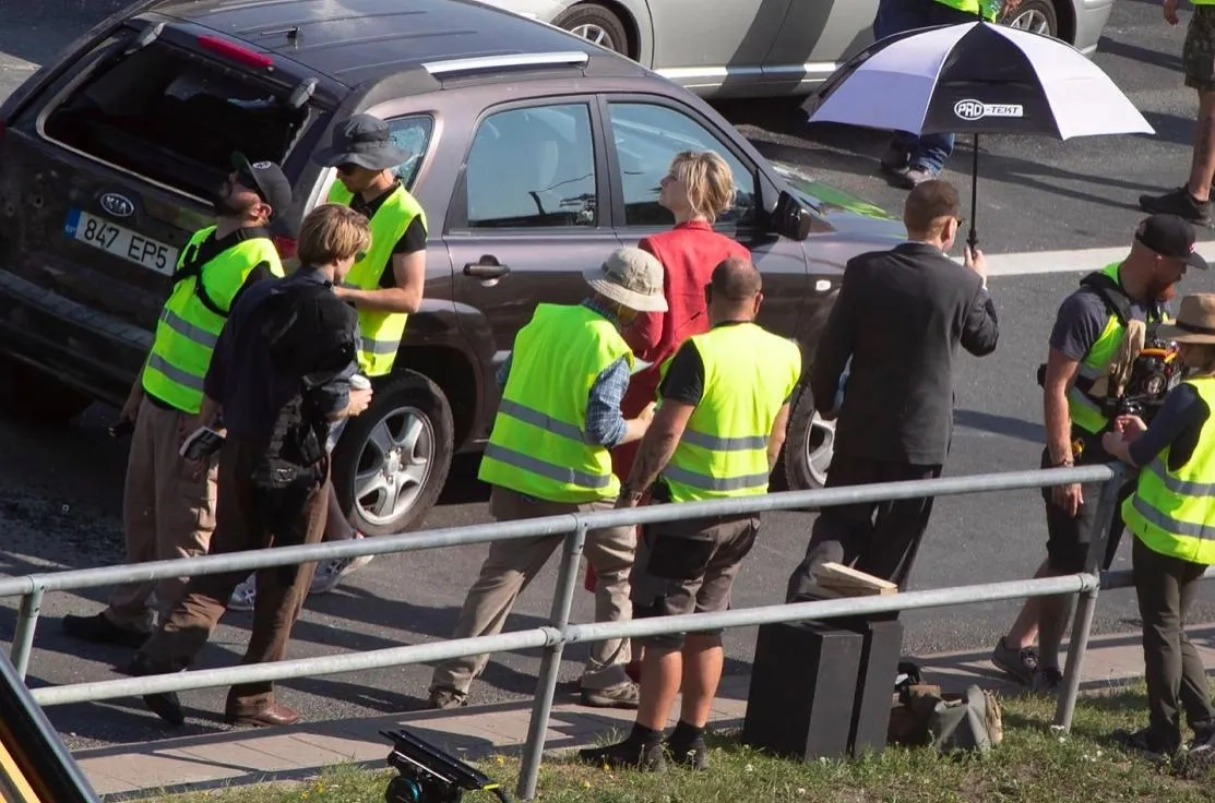 Robert Pattinson and Elizabeth Debicki in Tenet (2020)