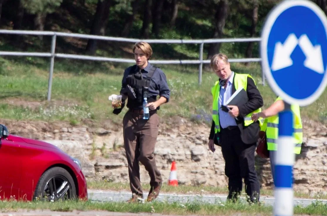 Christopher Nolan and Robert Pattinson in Tenet (2020)