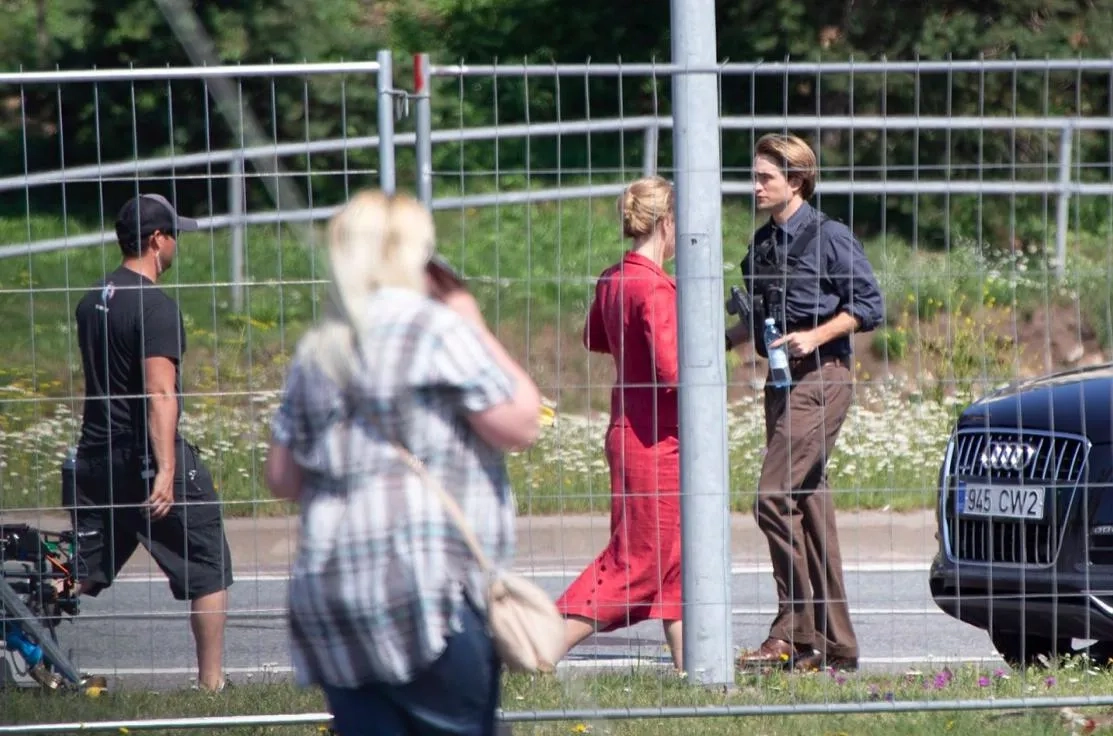 Robert Pattinson and Elizabeth Debicki in Tenet (2020)