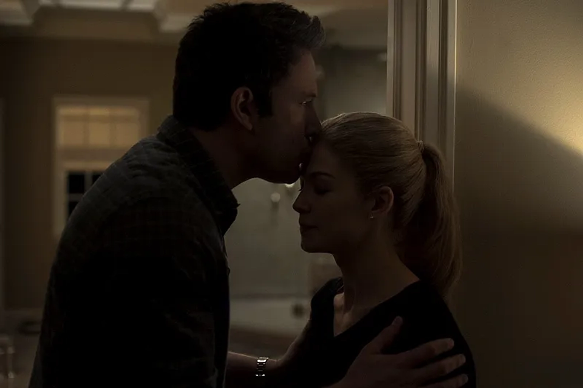 Ben Affleck and Rosamund Pike in Gone Girl (2014)