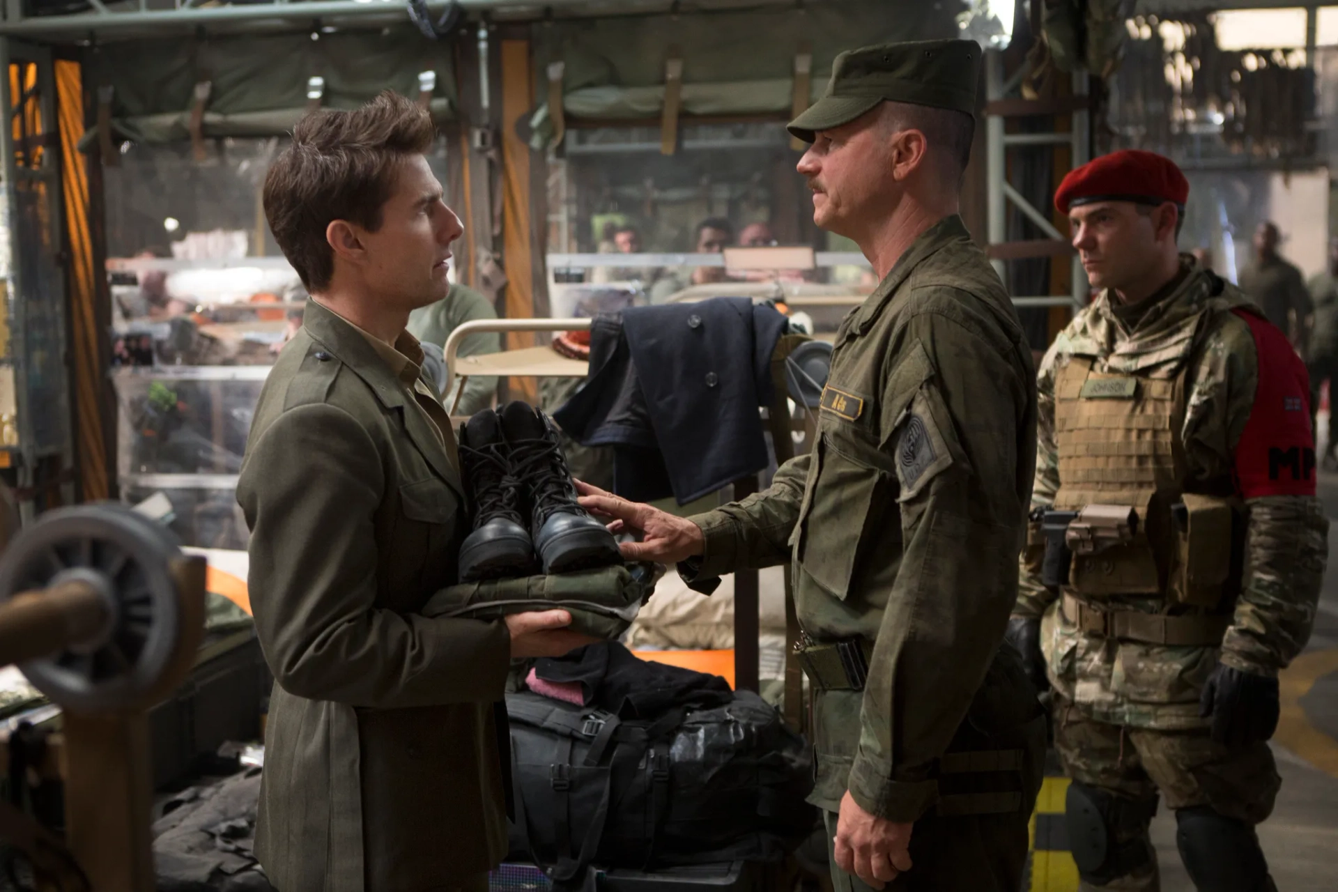 Tom Cruise and Bill Paxton in Edge of Tomorrow (2014)