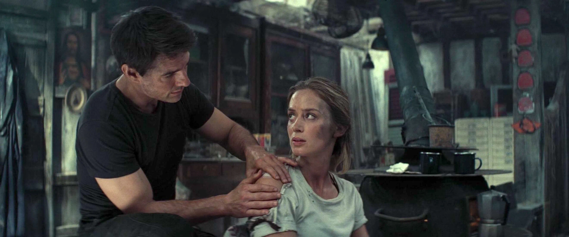 Tom Cruise and Emily Blunt in Edge of Tomorrow (2014)