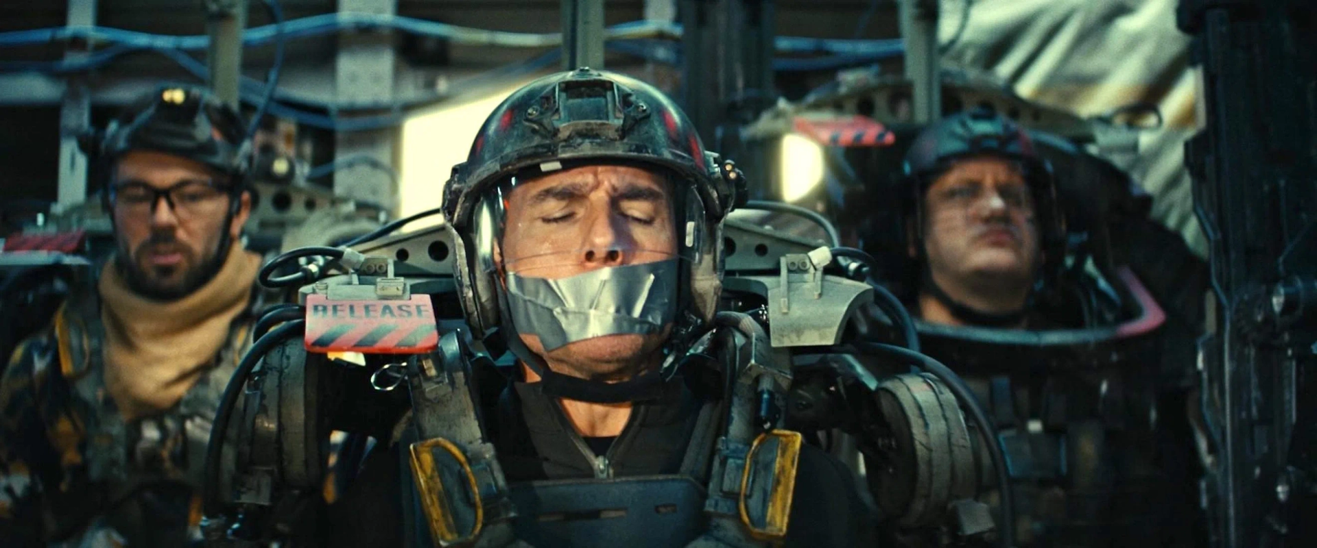 Tom Cruise, Kick Gurry, and Tony Way in Edge of Tomorrow (2014)