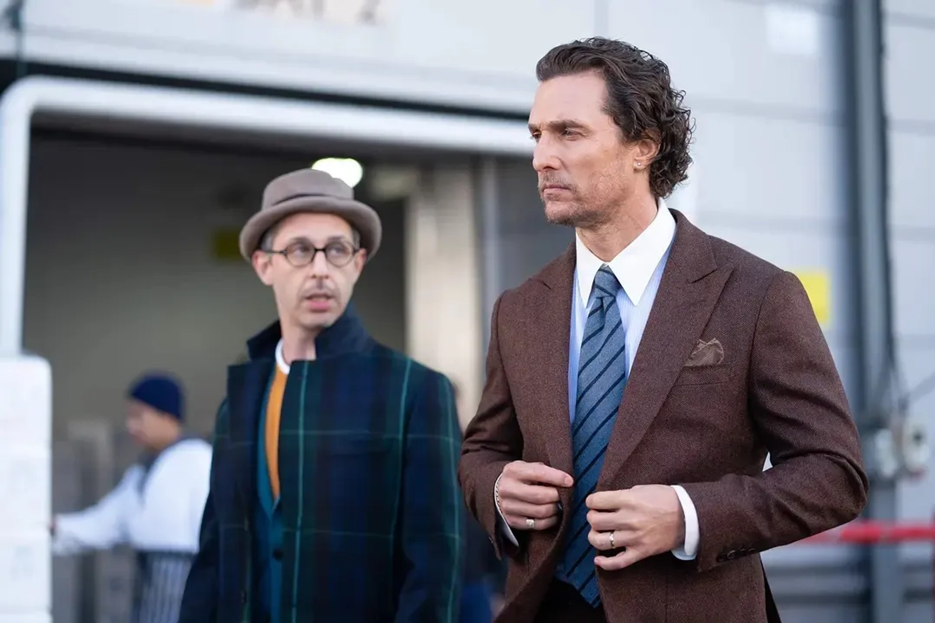 Matthew McConaughey and Jeremy Strong in The Gentlemen (2019)