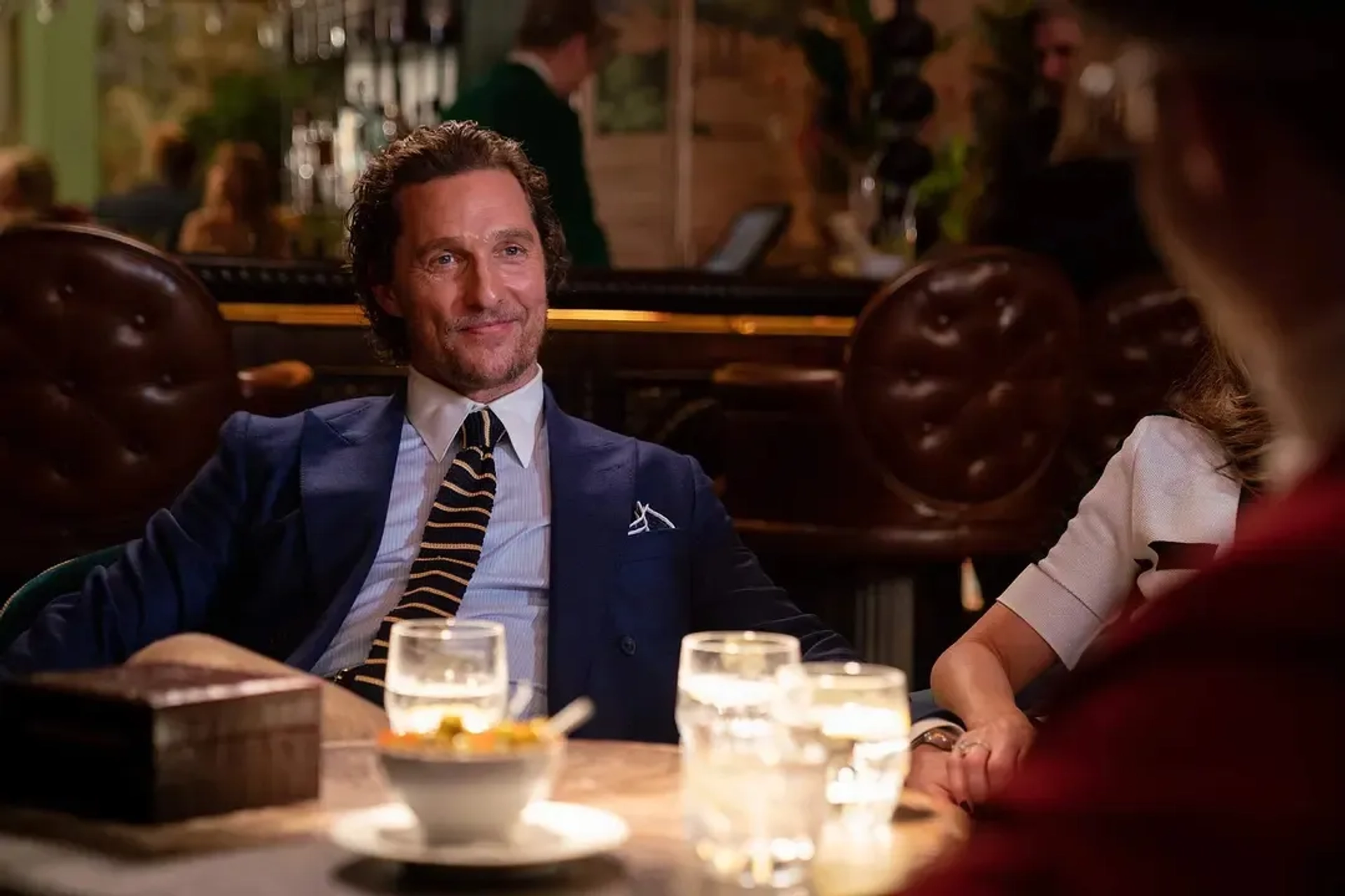 Matthew McConaughey and Jeremy Strong in The Gentlemen (2019)