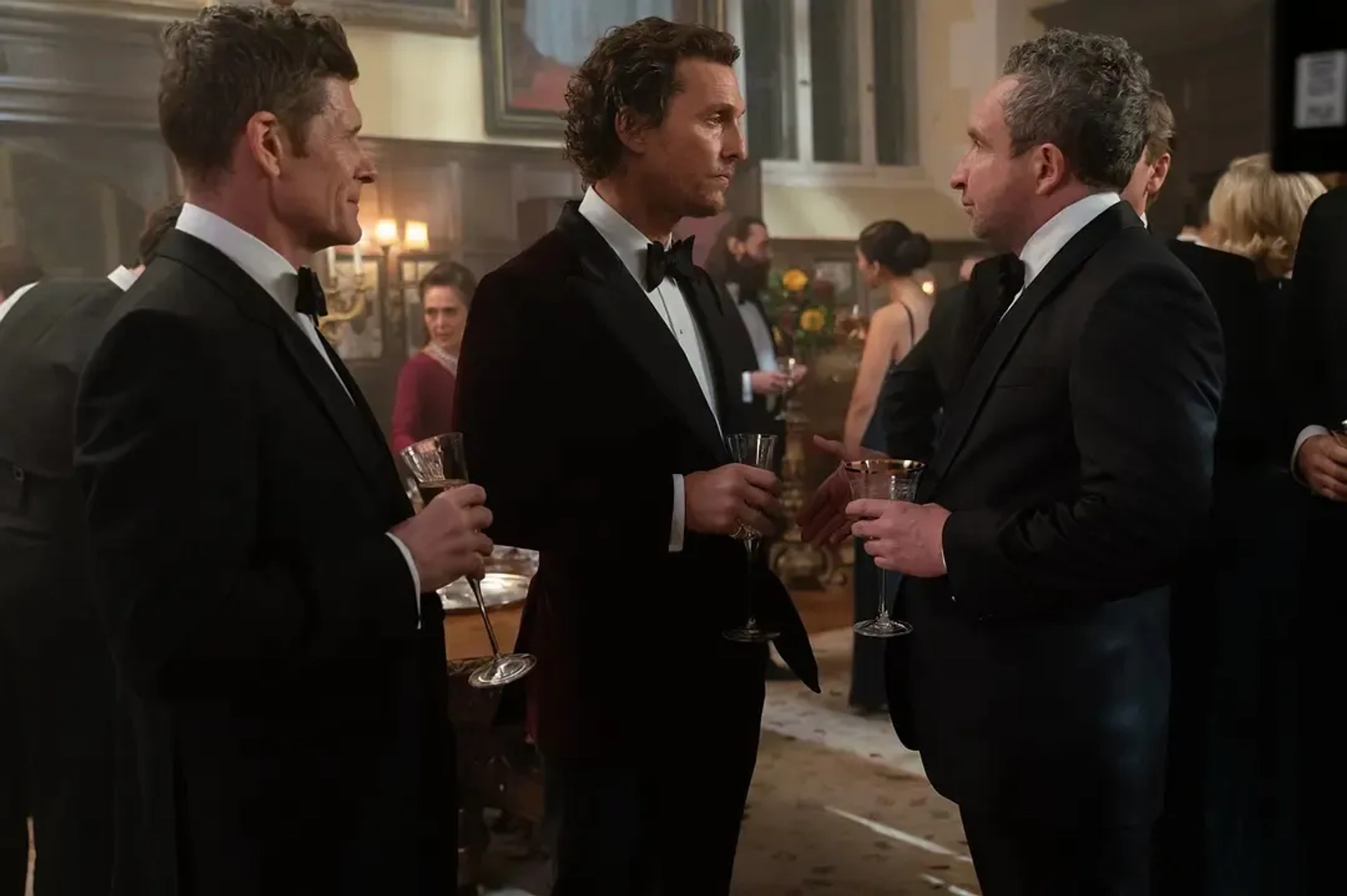 Matthew McConaughey and Eddie Marsan in The Gentlemen (2019)