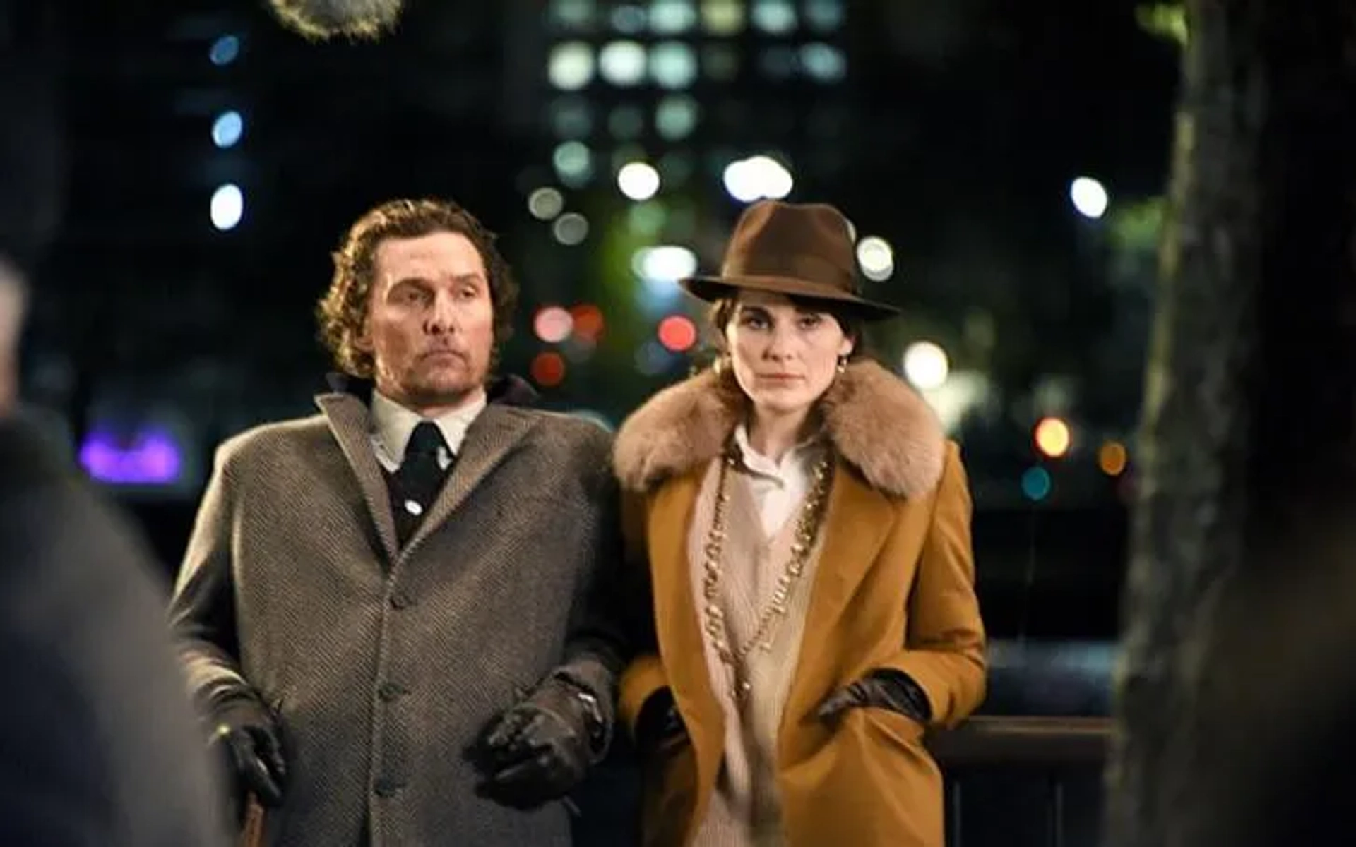 Matthew McConaughey and Michelle Dockery in The Gentlemen (2019)