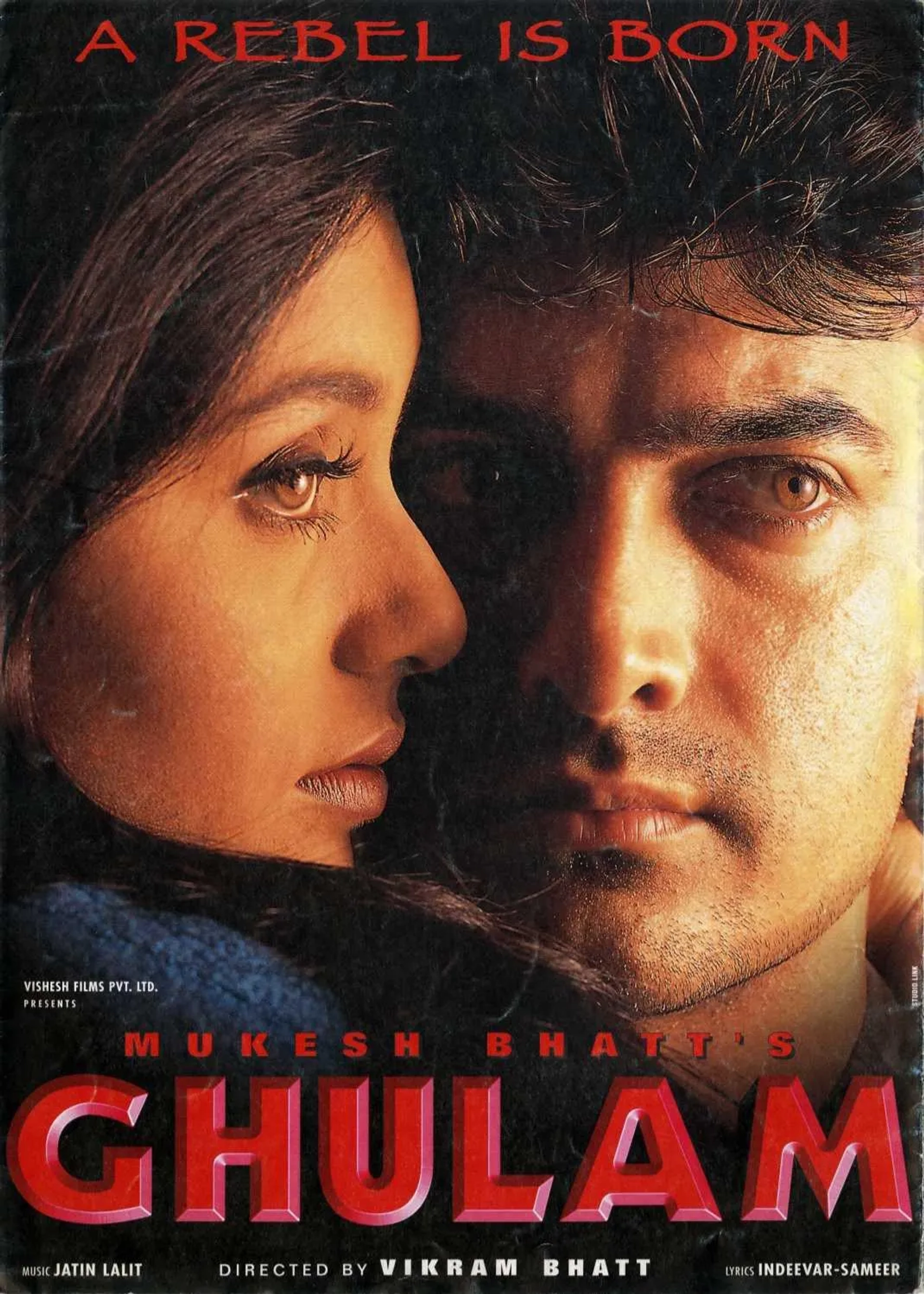 Aamir Khan and Rani Mukerji in Ghulam (1998)