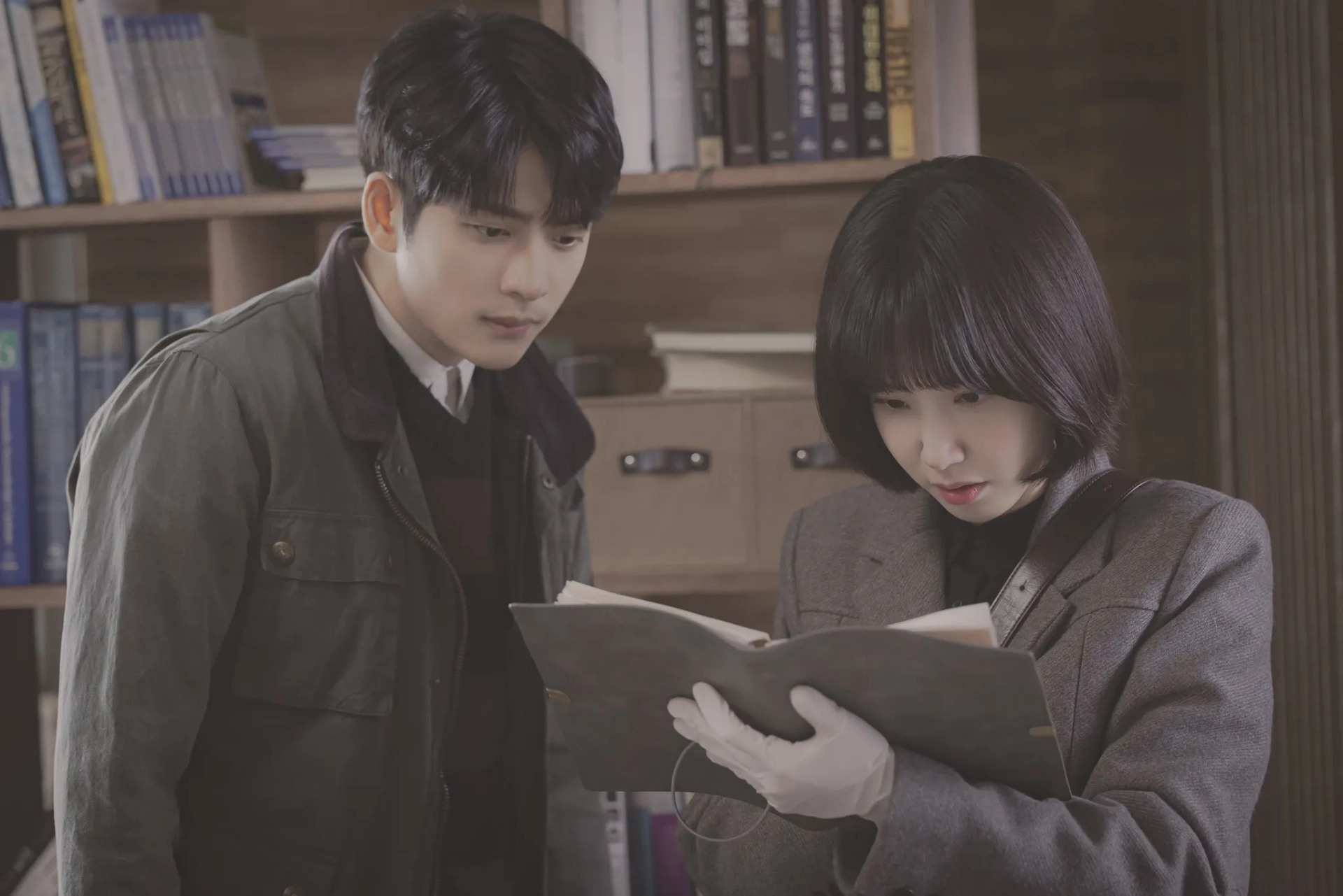 Park Eun-bin and Kang Tae-oh in Extraordinary Attorney Woo (2022)