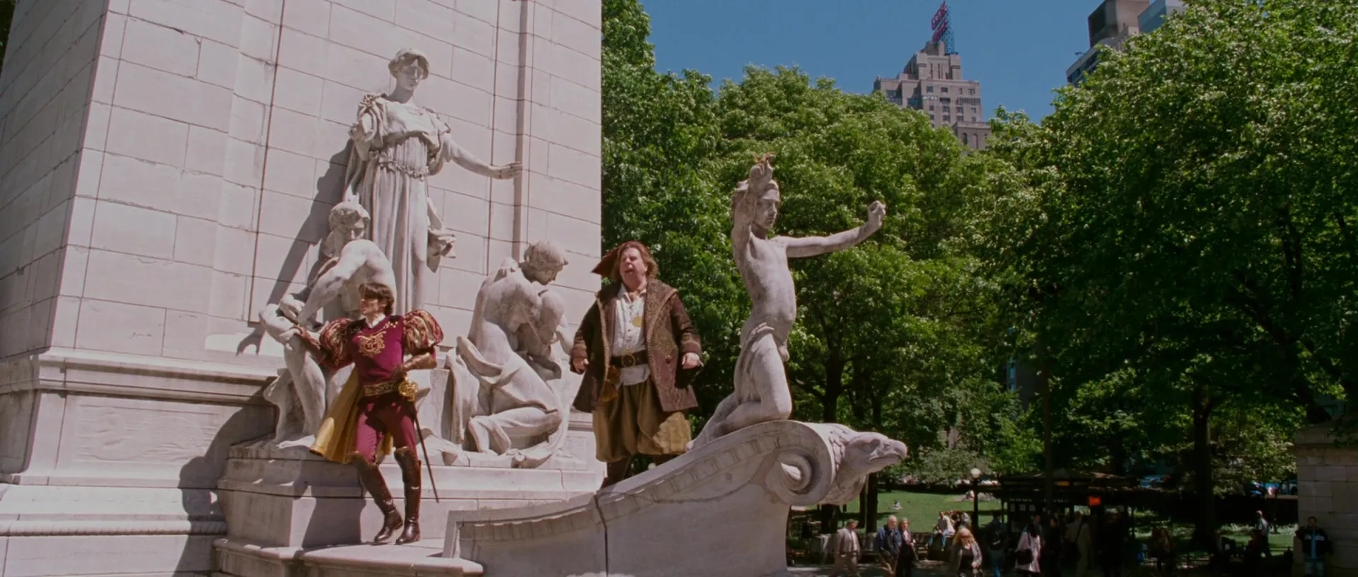 Timothy Spall and James Marsden in Enchanted (2007)