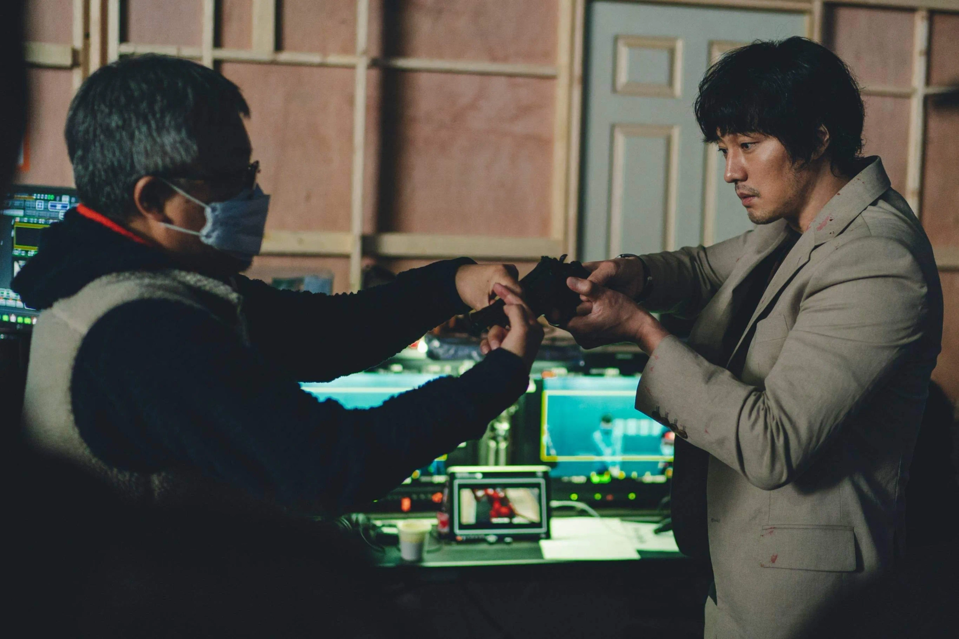 So Ji-seob and Dong-hoon Choi in Alienoid (2022)