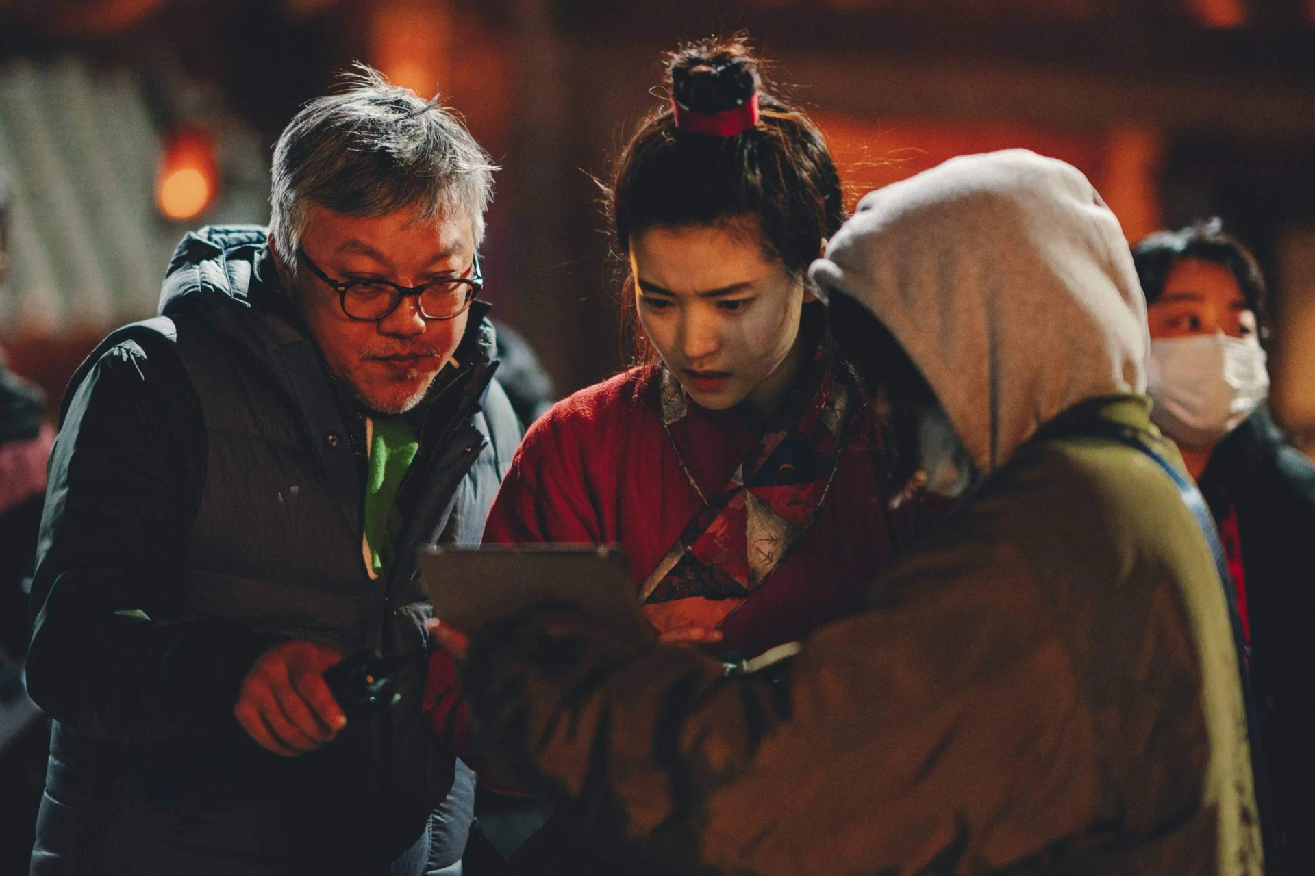 Dong-hoon Choi and Kim Tae-ri in Alienoid (2022)