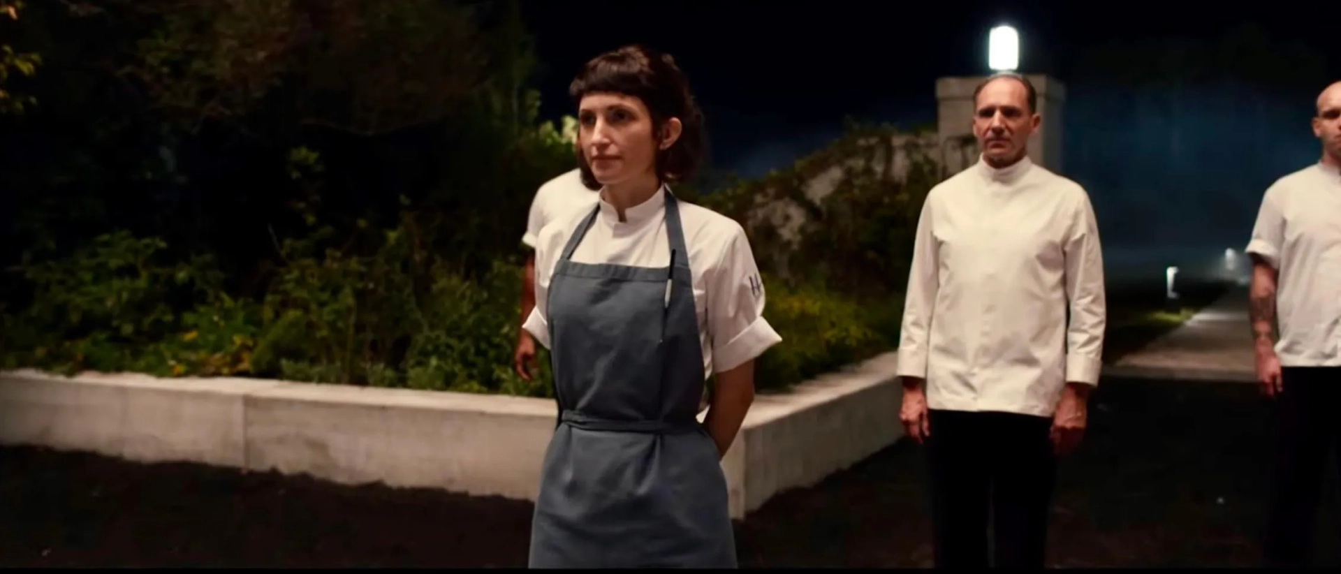 Ralph Fiennes and Christina Brucato in The Menu (2022)