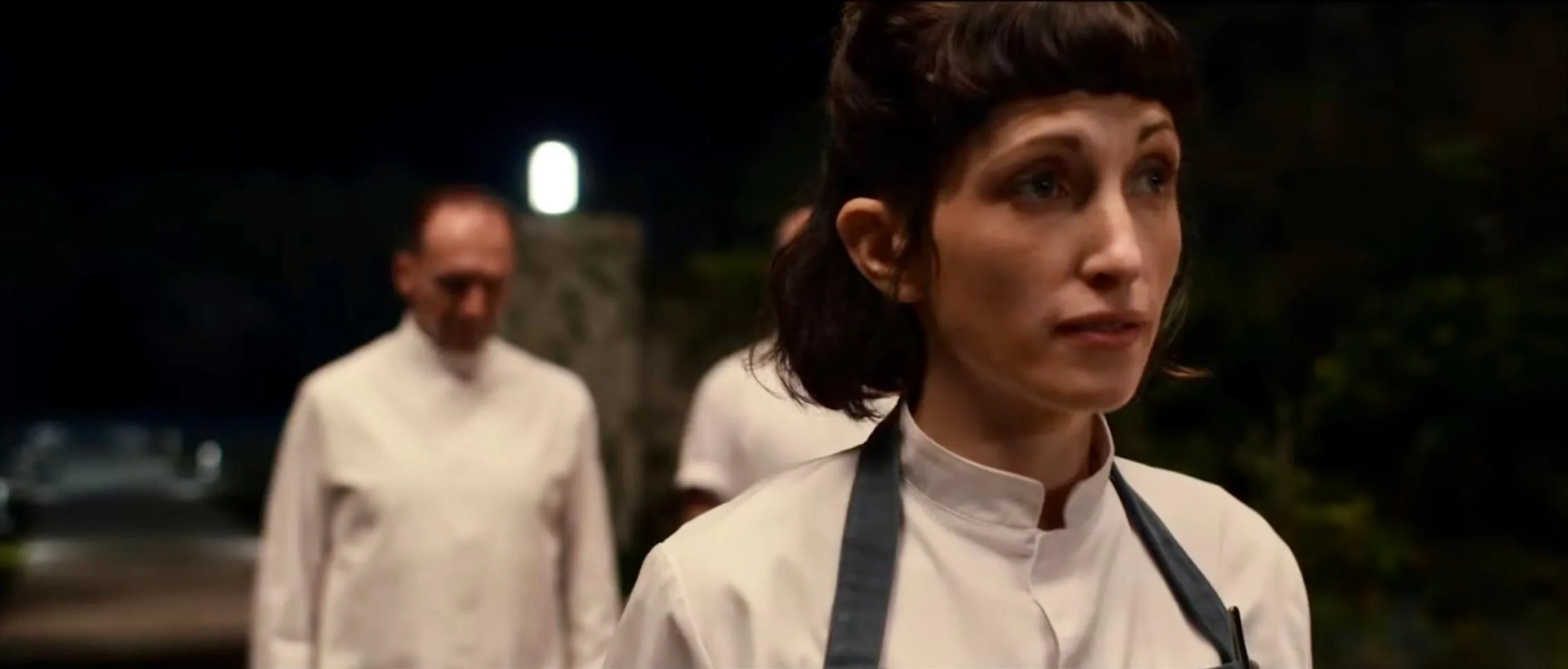 Ralph Fiennes and Christina Brucato in The Menu (2022)