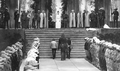 "Star Wars" L to R Anthony Daniels, Mark Hamill, Peter Mayhew, Carrie Fisher, & Harrison Ford 1977 Lucasfilm