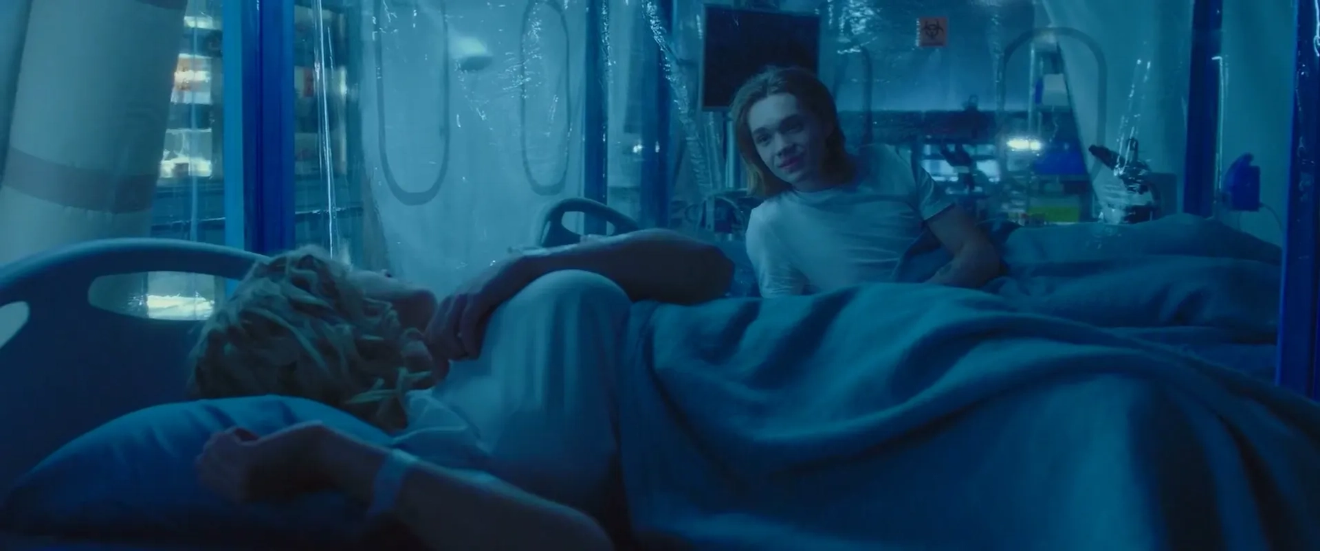 Charlie Plummer and Katherine Langford in Spontaneous (2020)