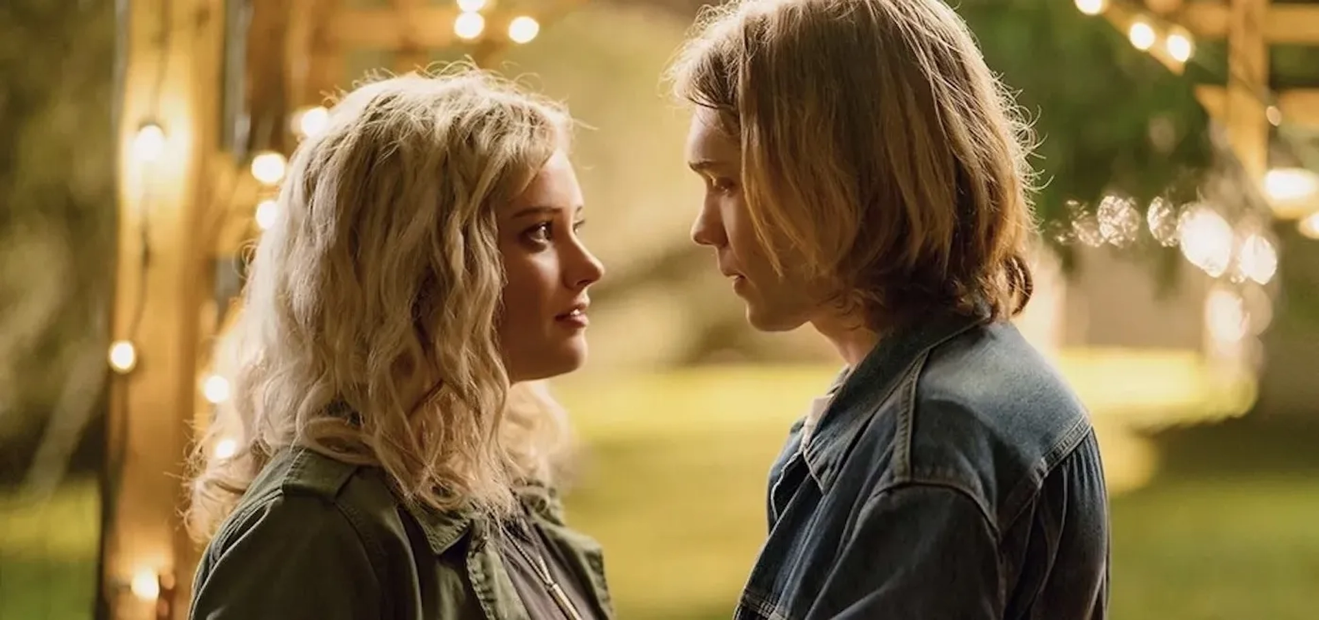 Charlie Plummer and Katherine Langford in Spontaneous (2020)