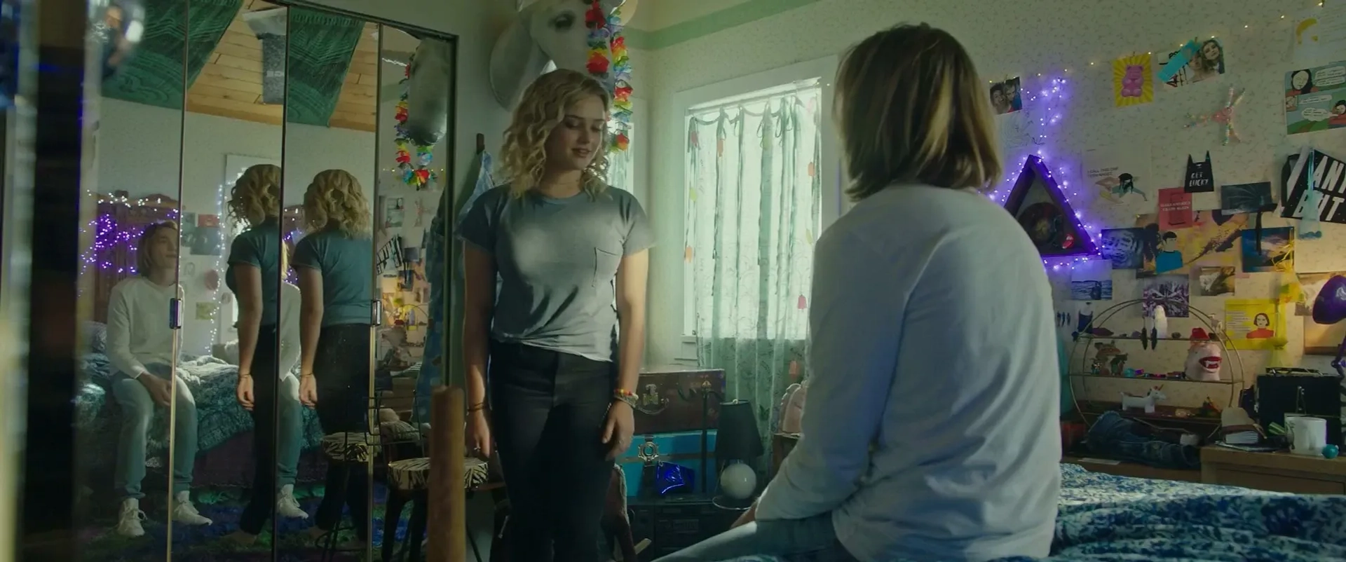 Charlie Plummer and Katherine Langford in Spontaneous (2020)