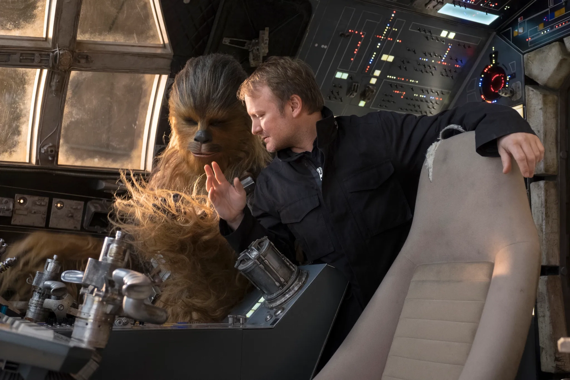 Rian Johnson and Joonas Suotamo in Star Wars: Episode VIII - The Last Jedi (2017)