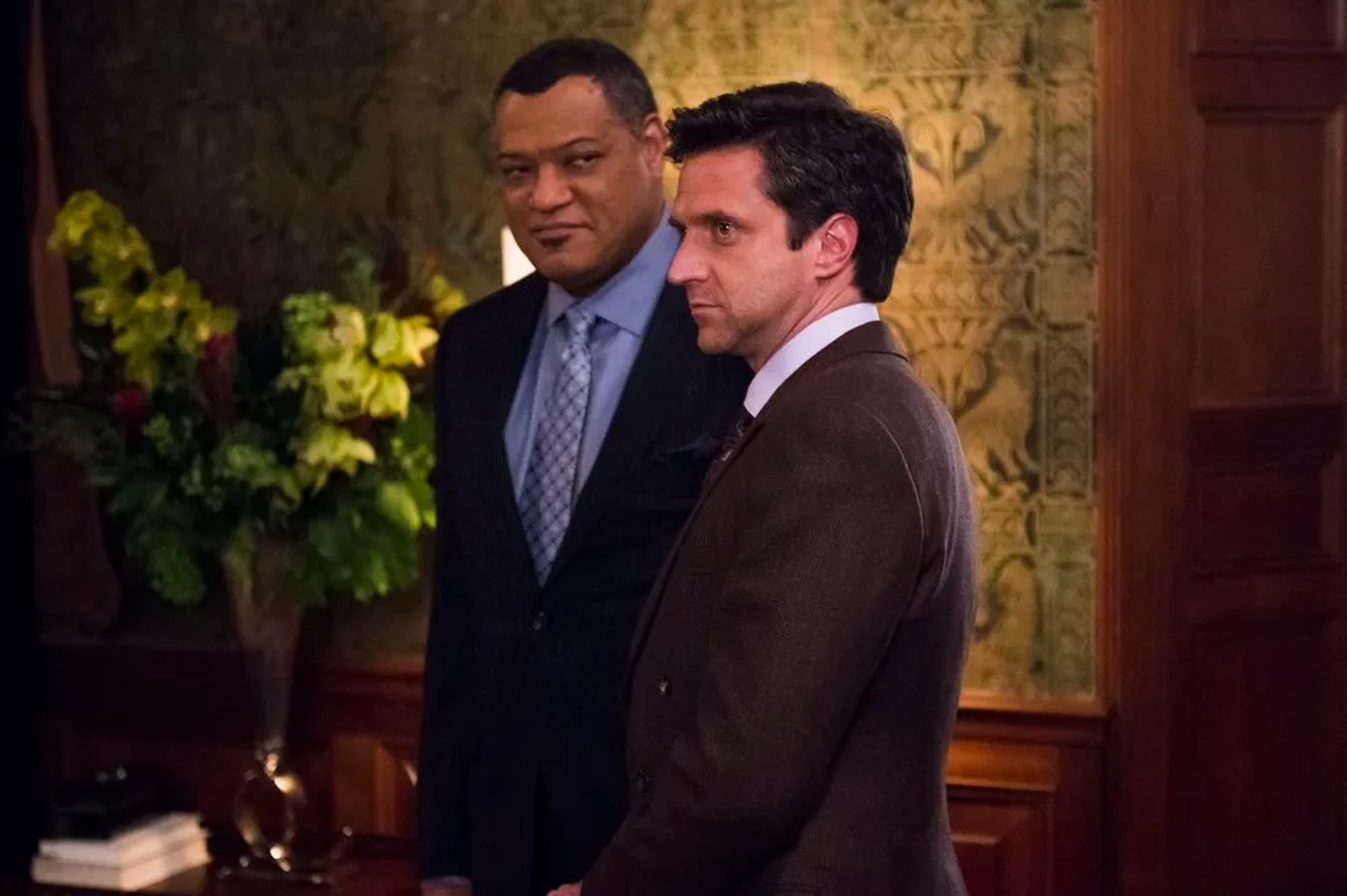 Laurence Fishburne and Raúl Esparza in Hannibal (2013)