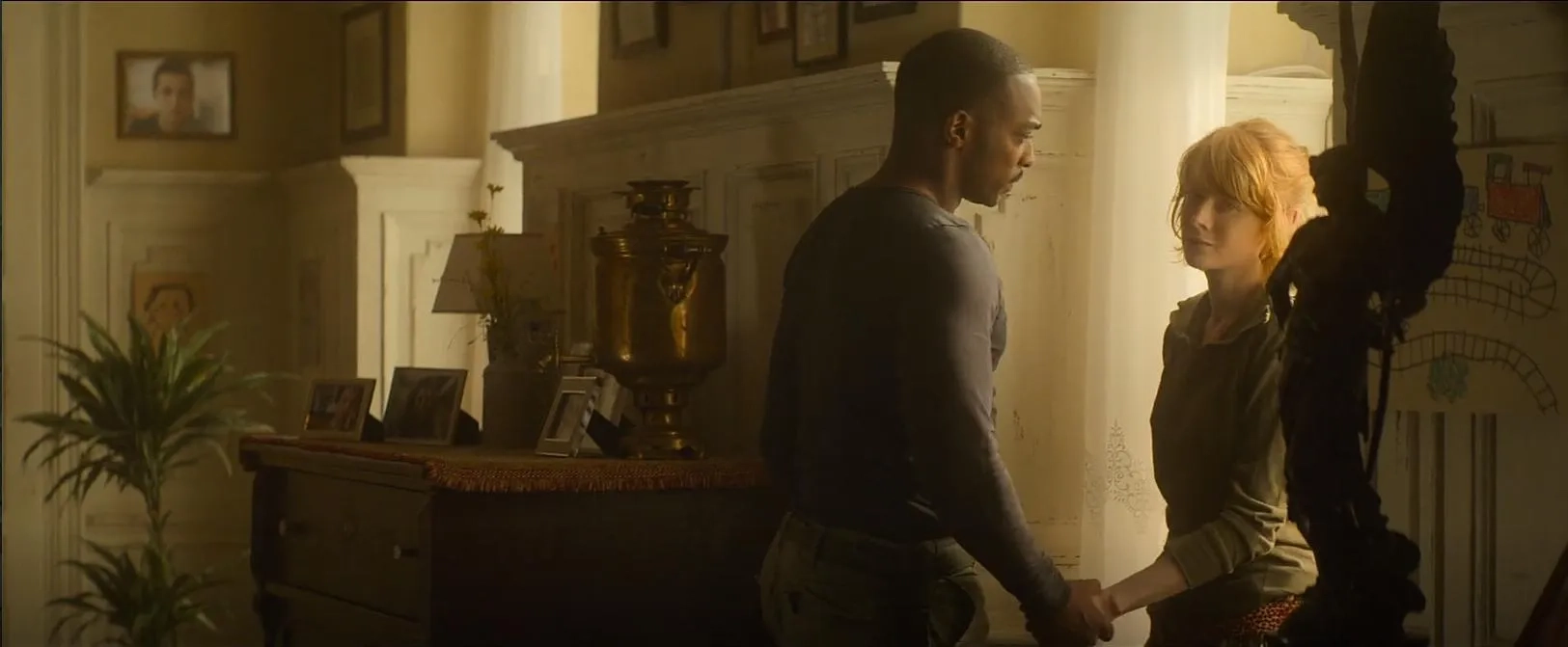 Anthony Mackie and Emily Beecham in Outside the Wire (2021)