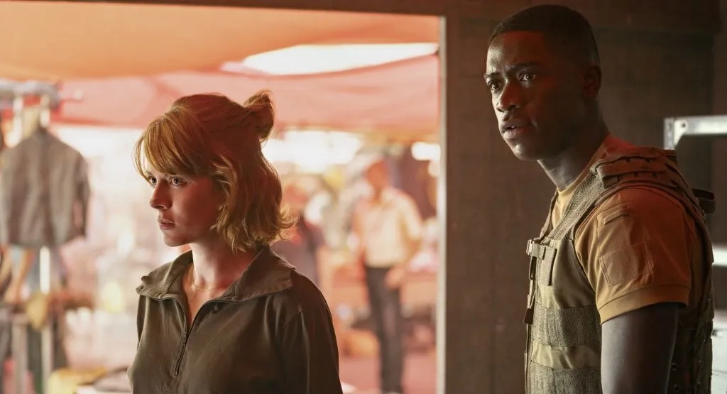 Emily Beecham and Damson Idris in Outside the Wire (2021)