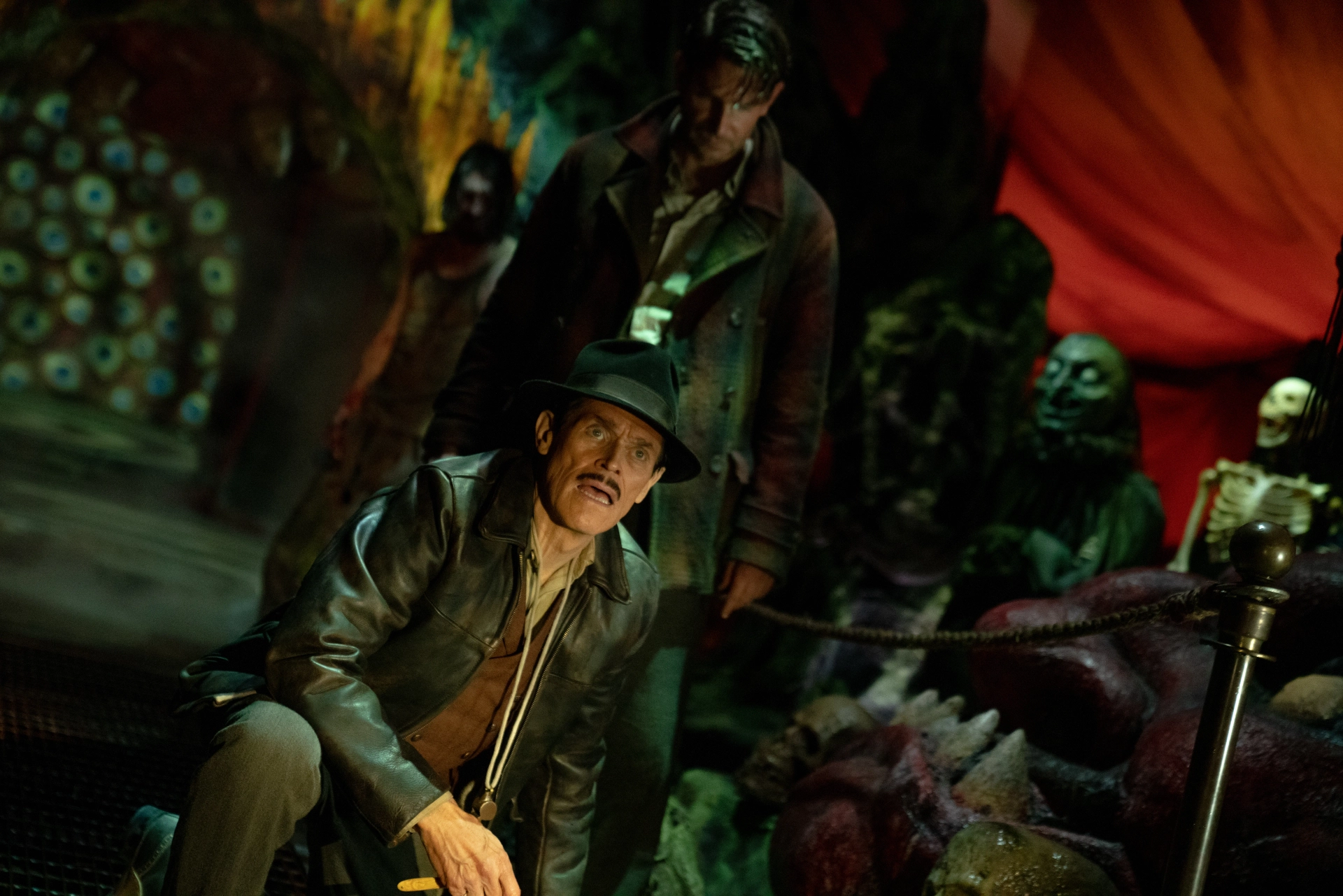 Willem Dafoe and Bradley Cooper in Nightmare Alley (2021)