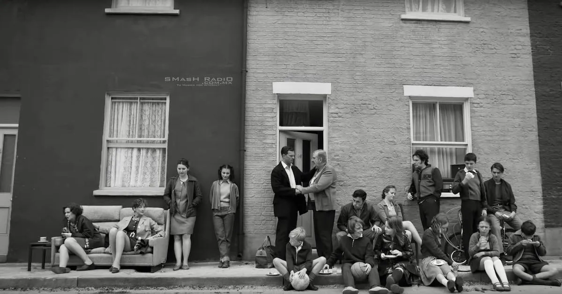 Josie Walker, Jude Hill, Lewis McAskie, Freya Yates, Caitríona Balfe, Jamie Dornan, and Lara McDonnell in Belfast (2021)