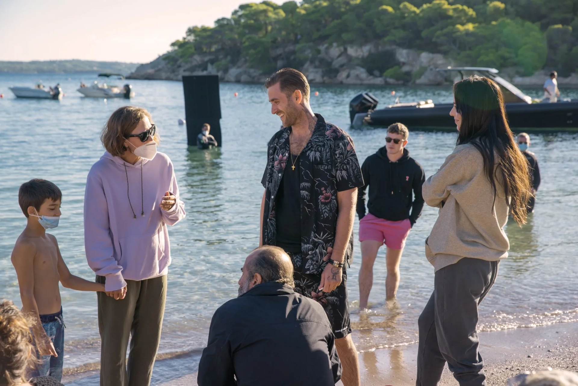 Maggie Gyllenhaal, Dakota Johnson, Panos Koronis, Oliver Jackson-Cohen, and Paul Mescal in The Lost Daughter (2021)